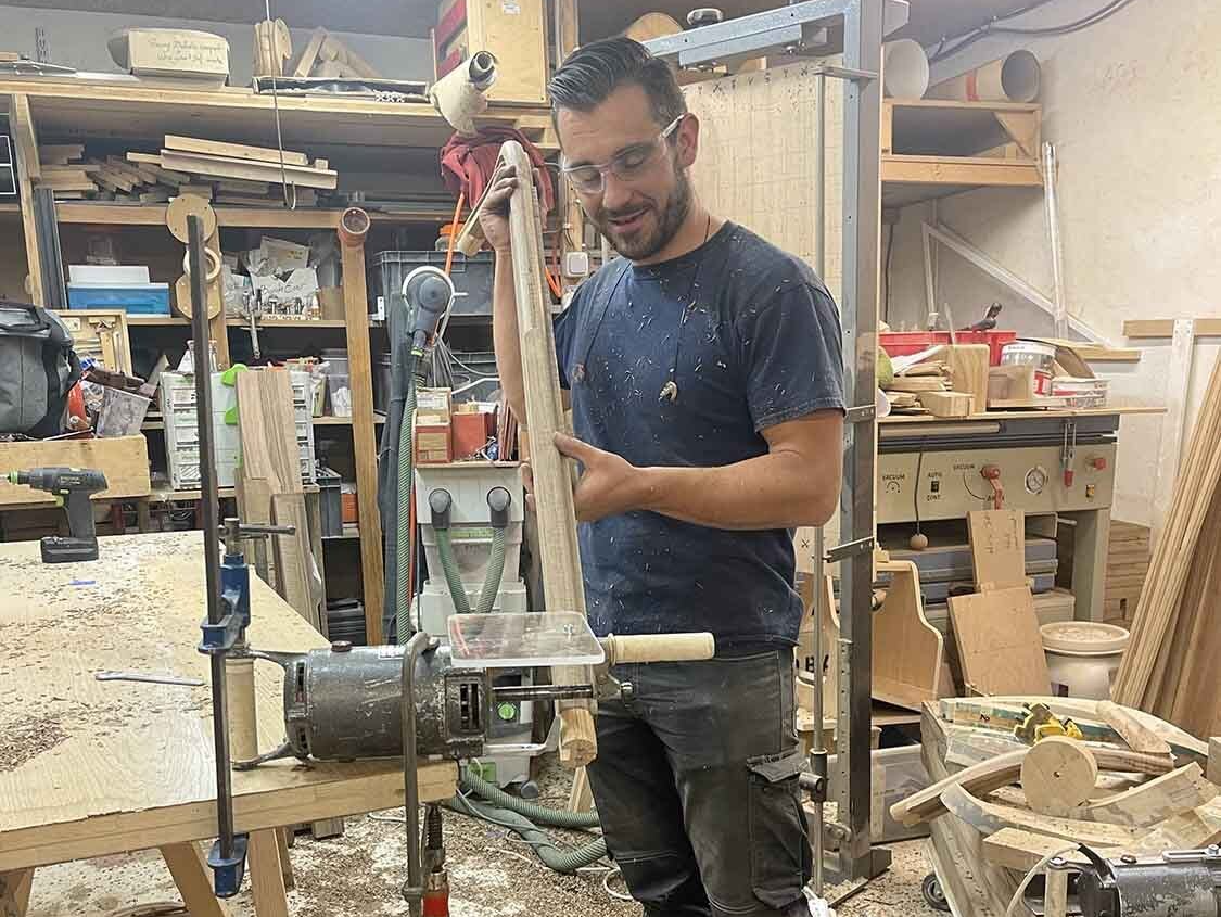 Ouvrier utilise un outil pour poncer du bois