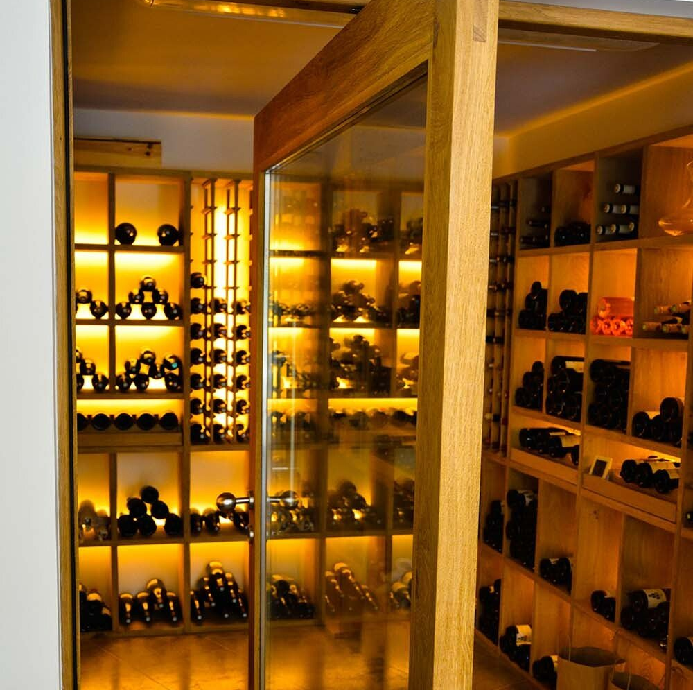 Cave à vin écairée d'une lumière tamisée