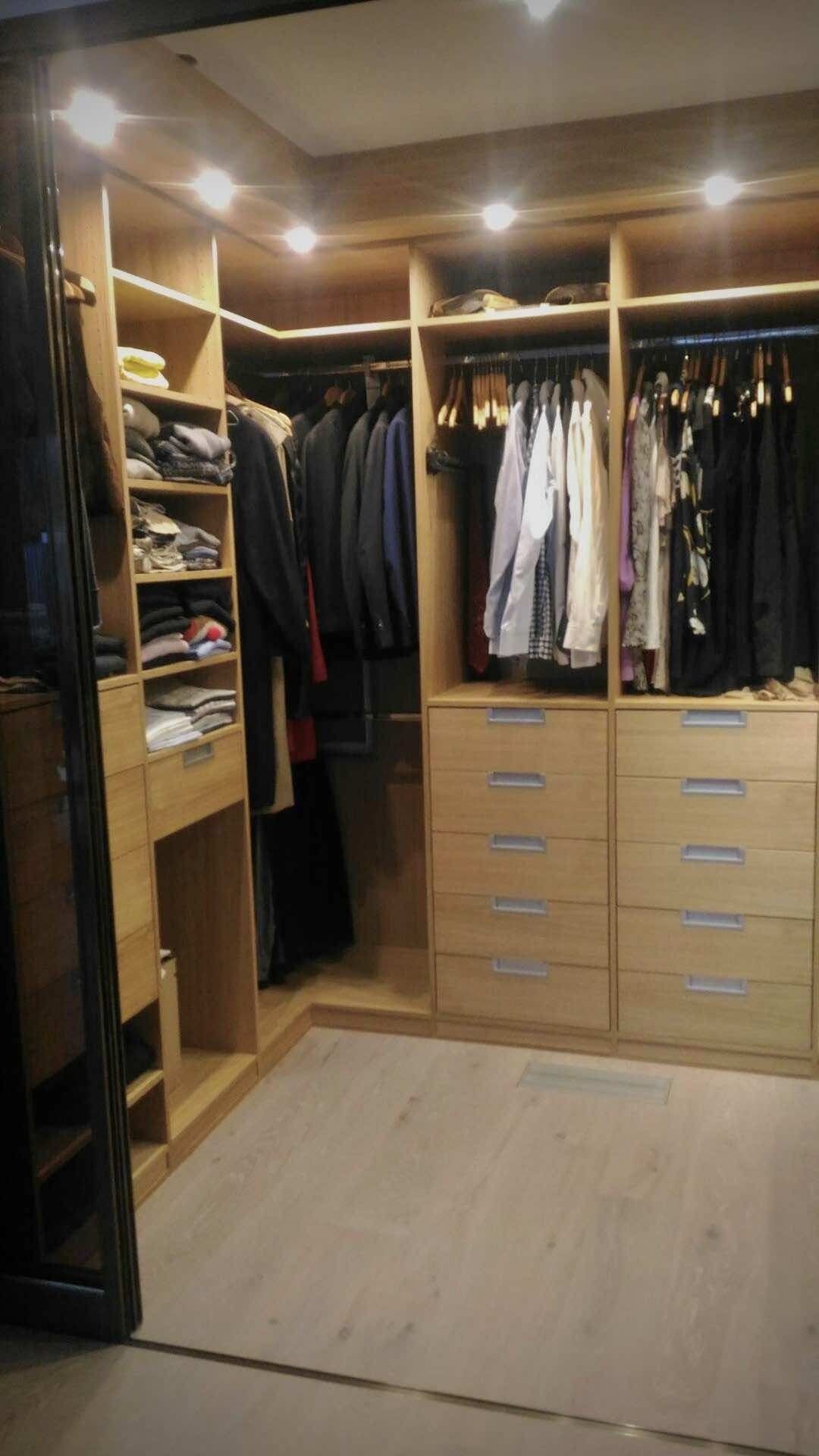 Dressing moderne avec portes coulissantes, créé par Arole, menuiserie à Nîmes.