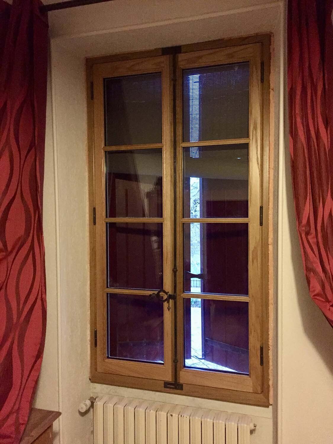 Fenêtre en bois et rideau rouge