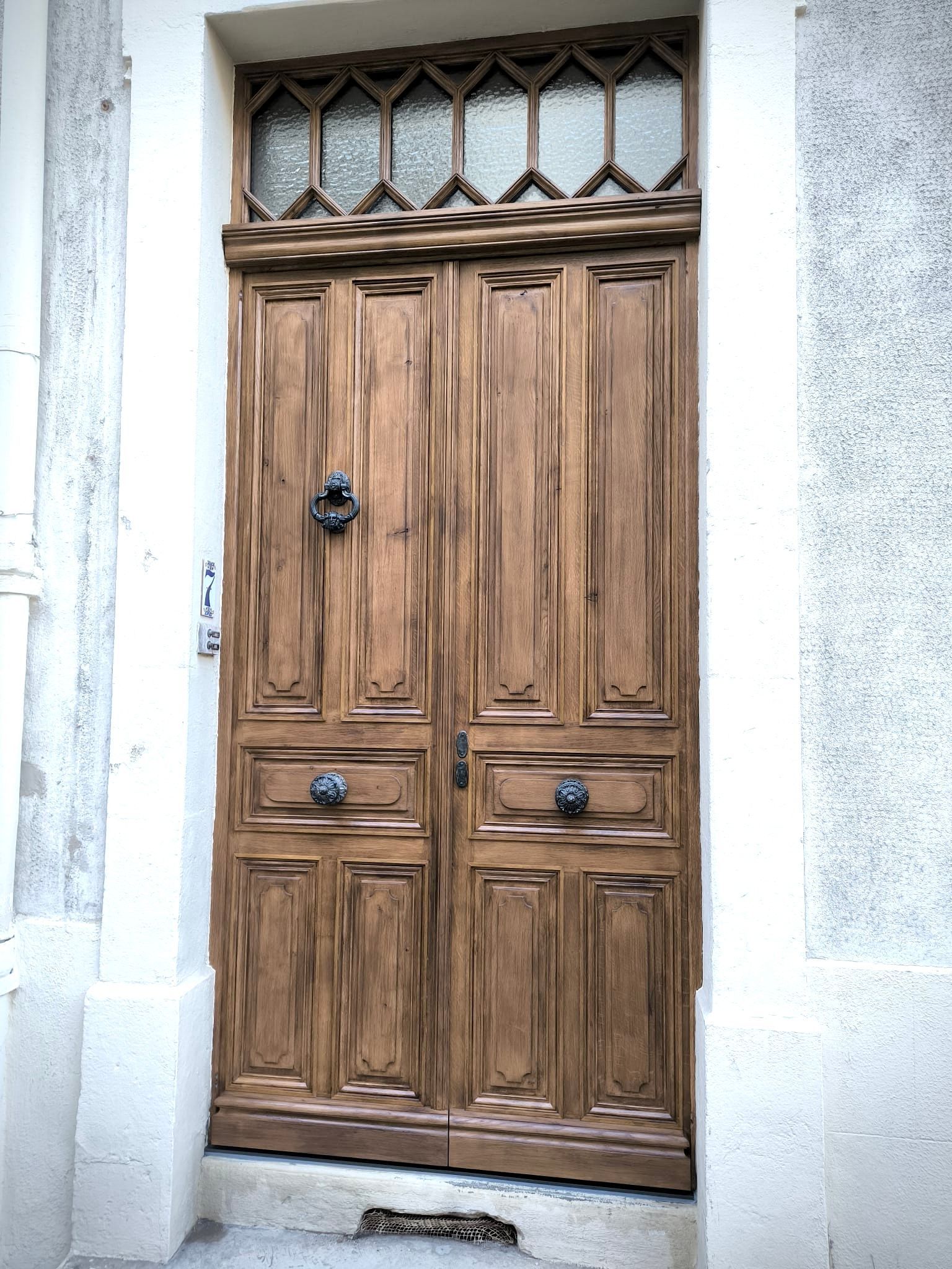 Grande porte d'entrée en bois