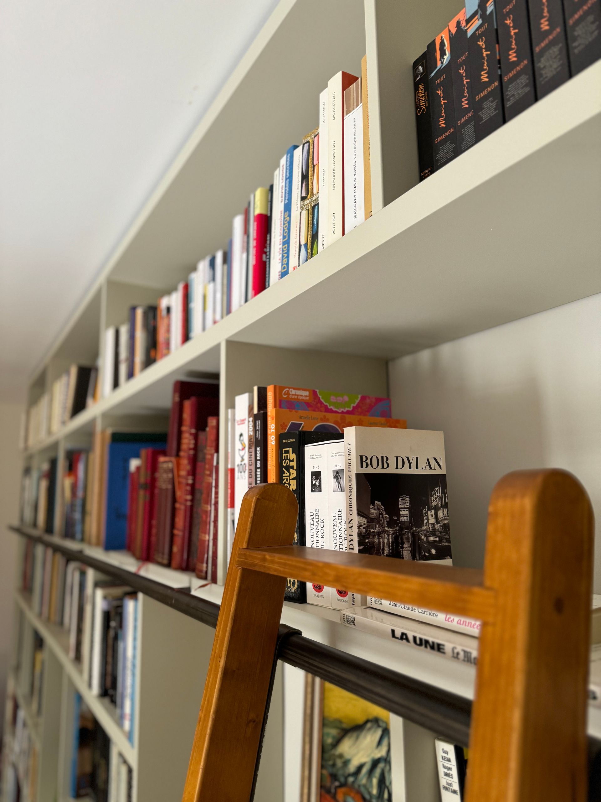 Bibliothèque en bois blanc par Arole, spécialiste de la menuiserie à Nîmes.