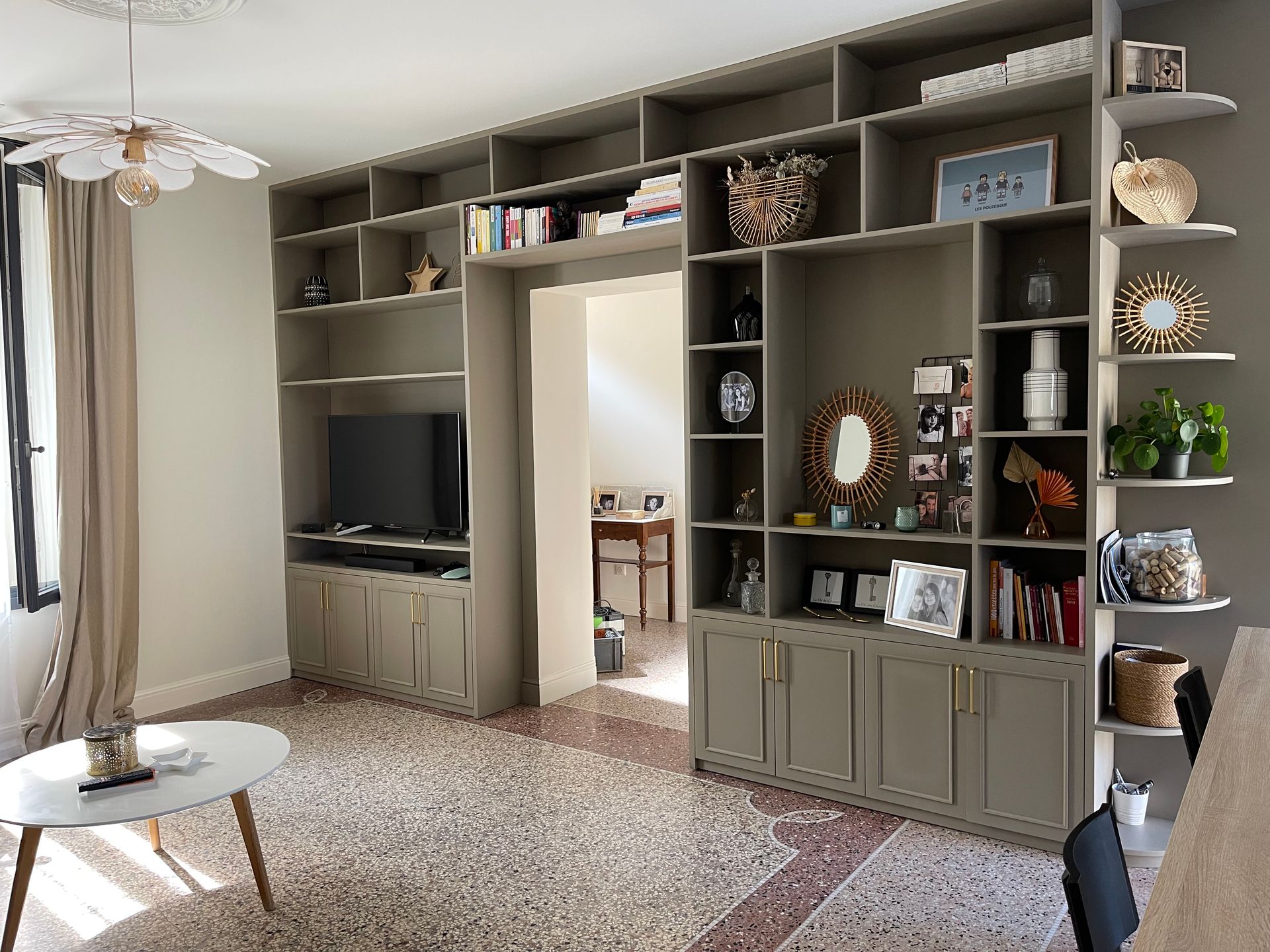 Bibliothèque élégante avec étagères grises, créée par Arole, menuiserie à Nîmes.