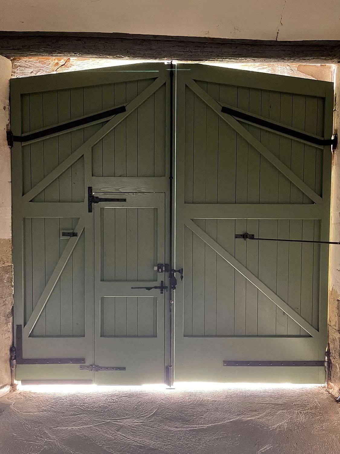 Portail en bois moderne en vert, installation par Arole, menuiserie à Nîmes