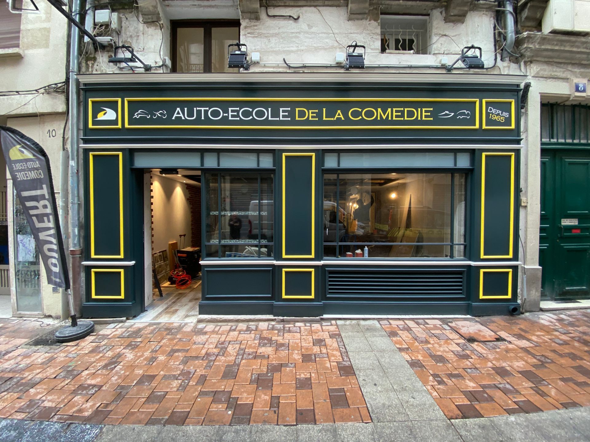 Devanture de bistrot en bois