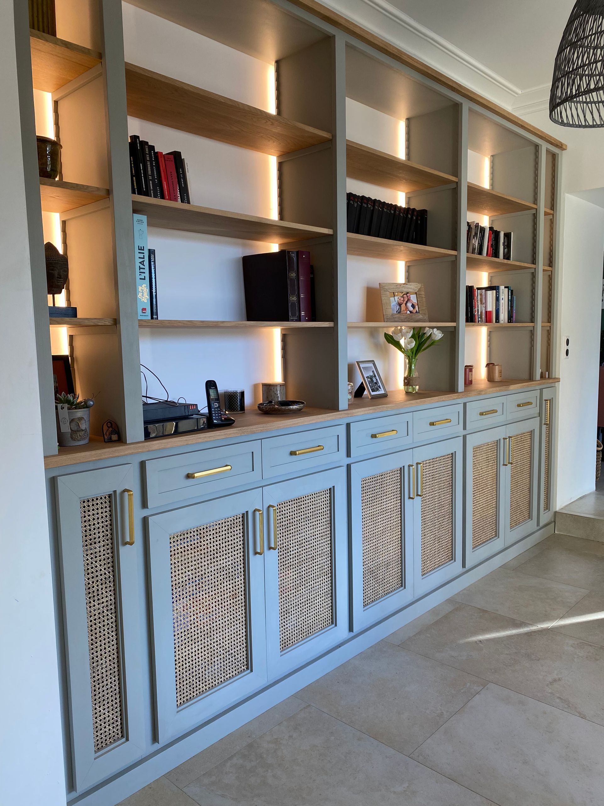 Bibliothèque moderne avec éclairage intégré, conçue par Arole, menuiserie de qualité à Nîmes.