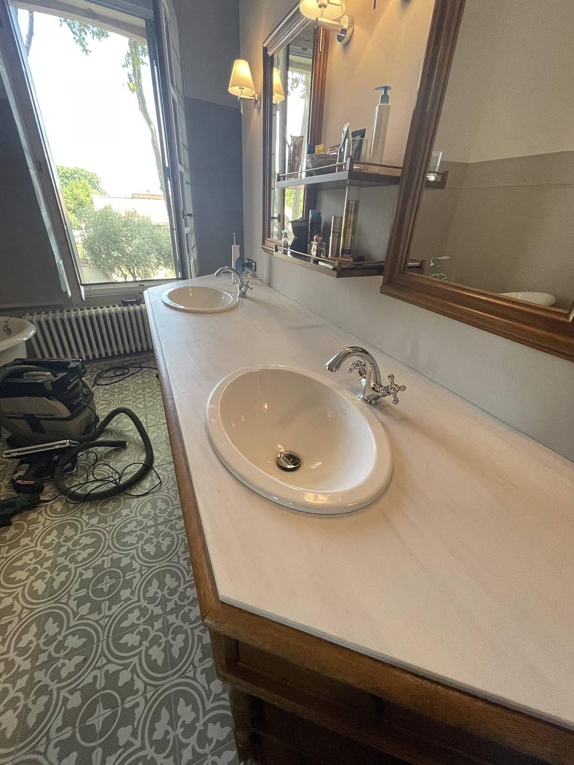 Meuble de salle de bains solide surface