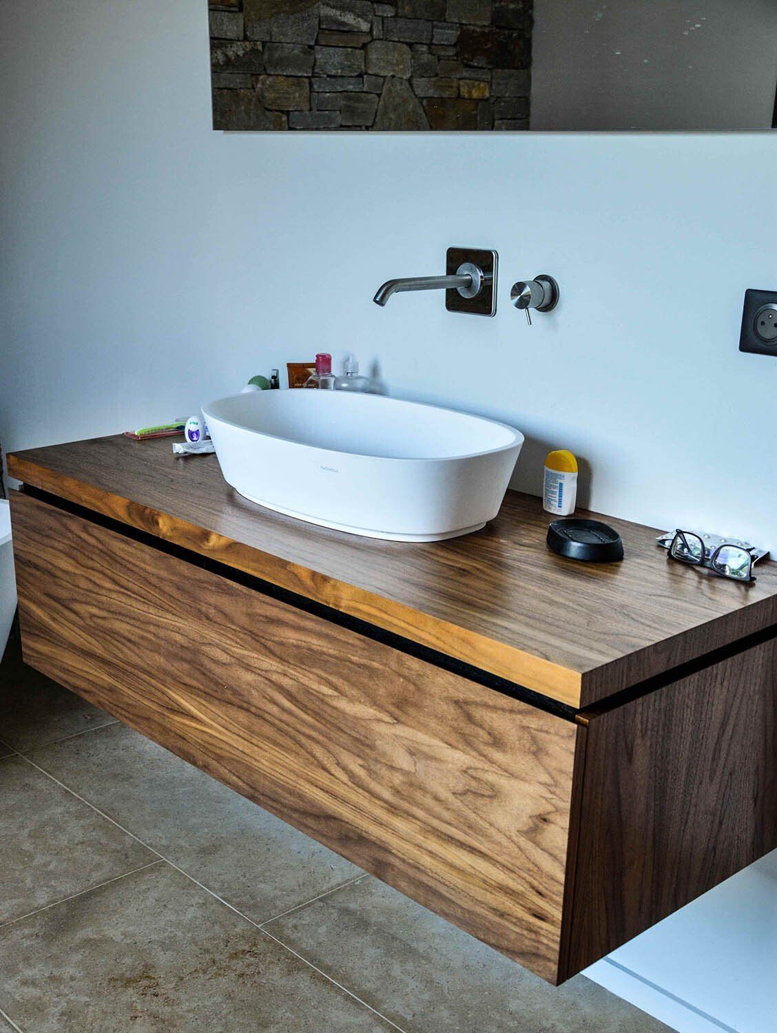Salle de bains élégante avec lavabo en bois, conçue par Arole, menuiserie à Nîmes.