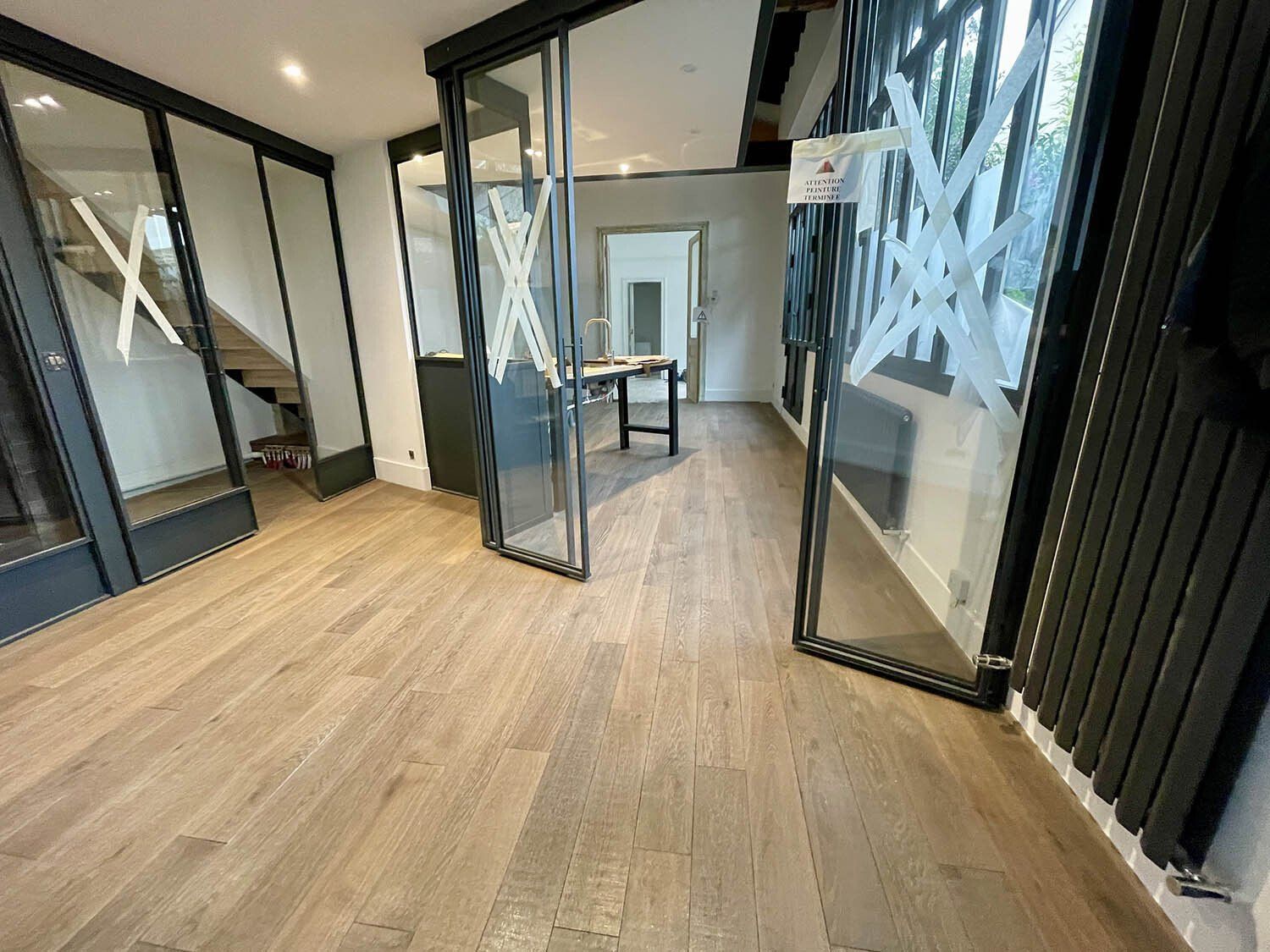 Parquet en bois avec design moderne, installation par Arole, Nîmes