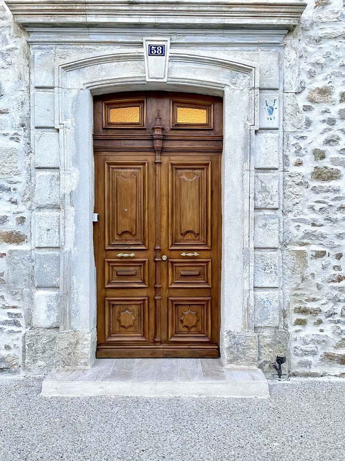 Porte d'entrée en bois avec design classique, installation par Arole, menuiserie à Nîmes