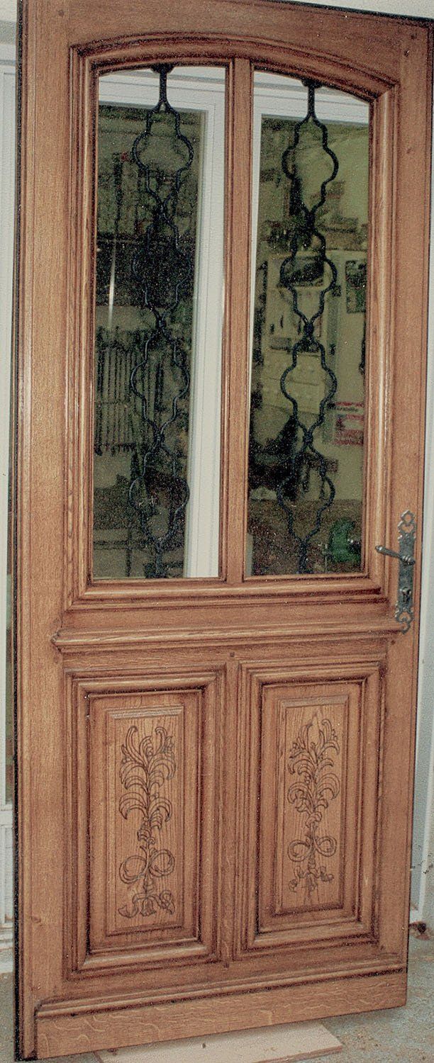 Porte d'entrée en bois avec design moderne, installation par Arole, Nîmes