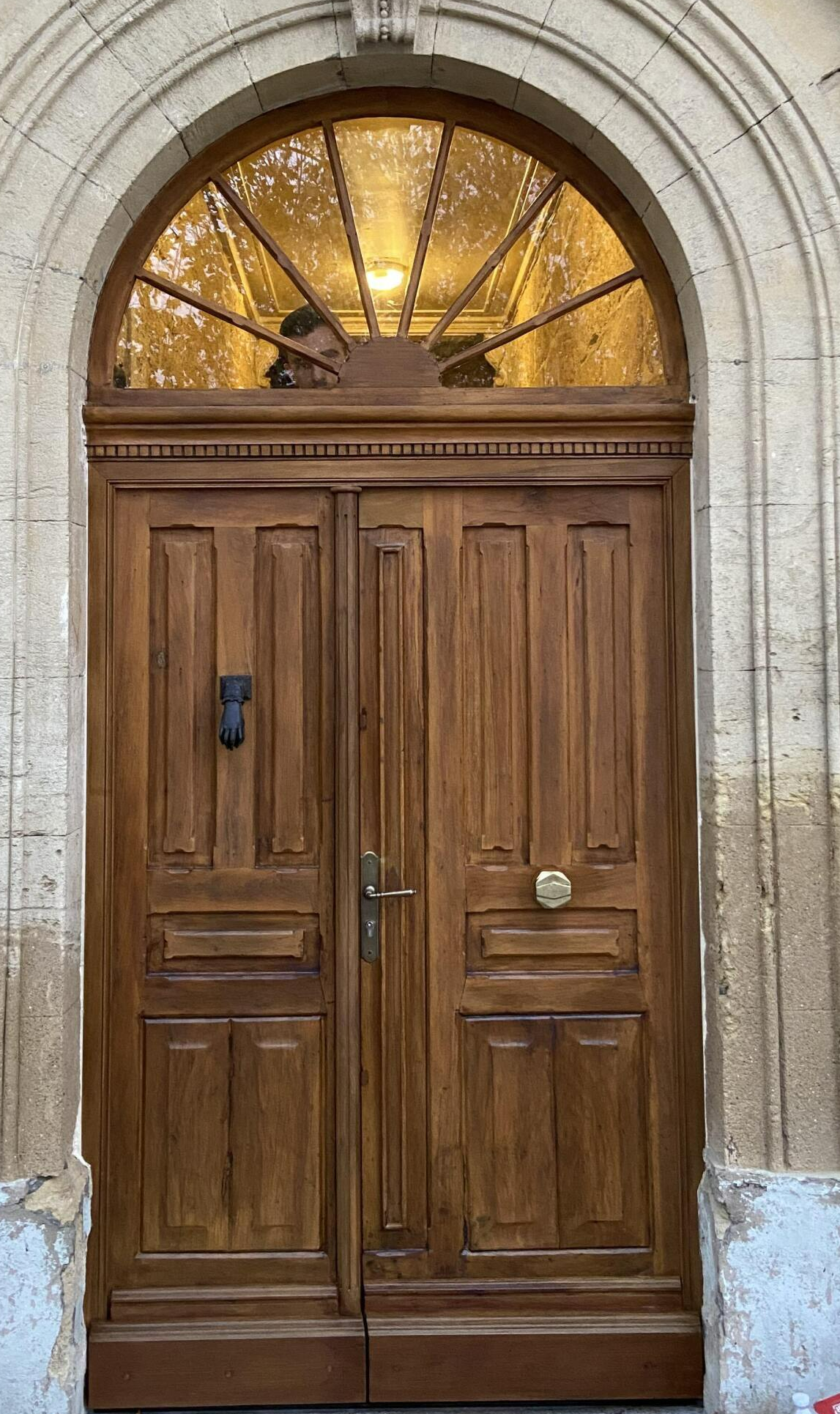 Porte en bois avec des vitraux