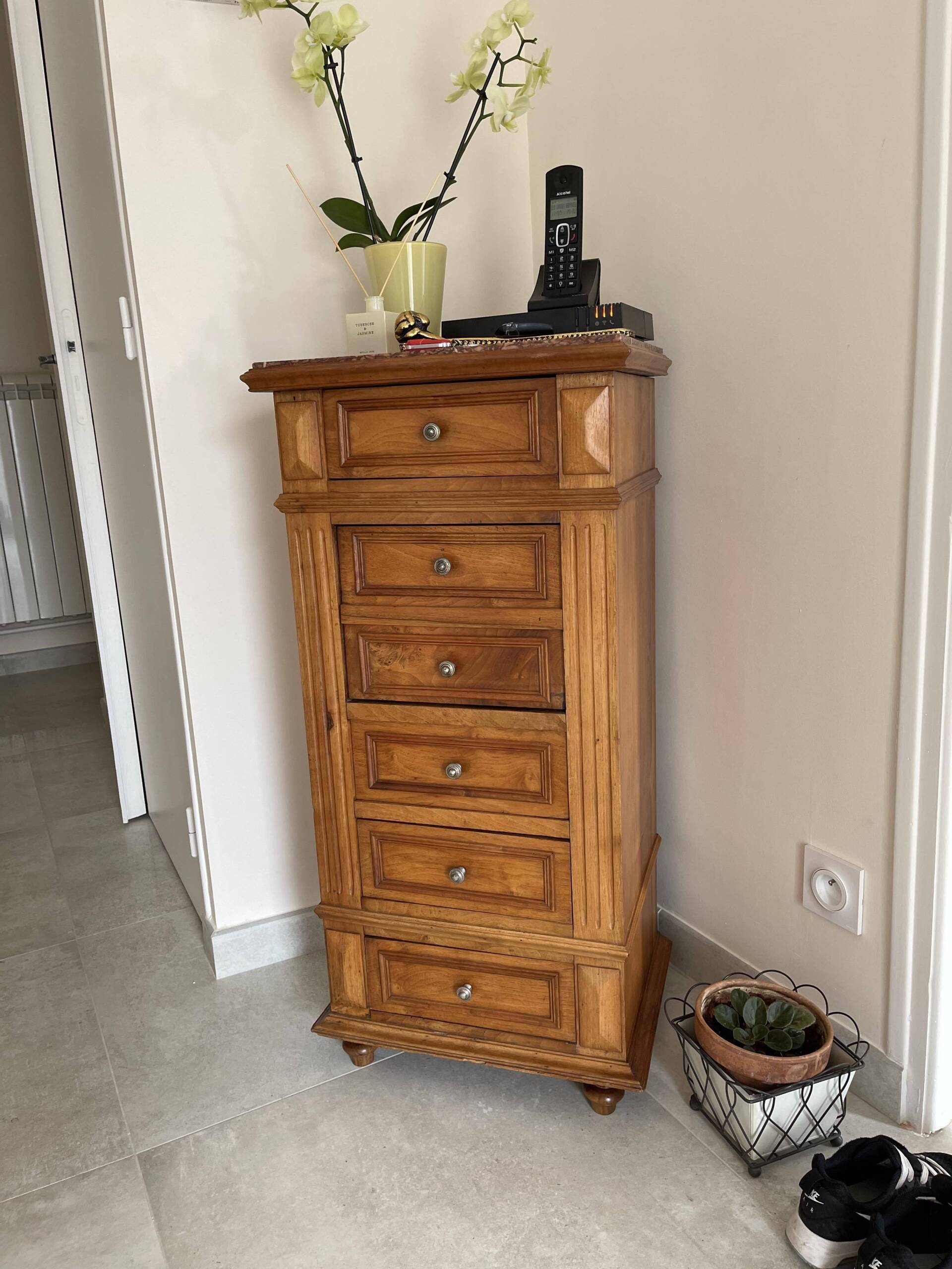 Meuble en bois posé dans un coin