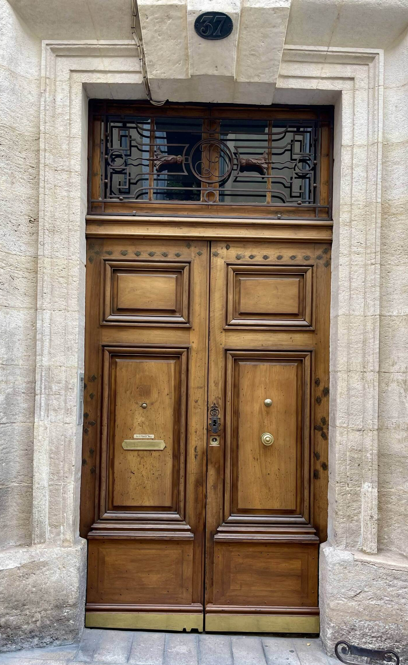 Porte d'entrée en bois avec vitrage intégré, installation par Arole, menuiserie à Nîmes
