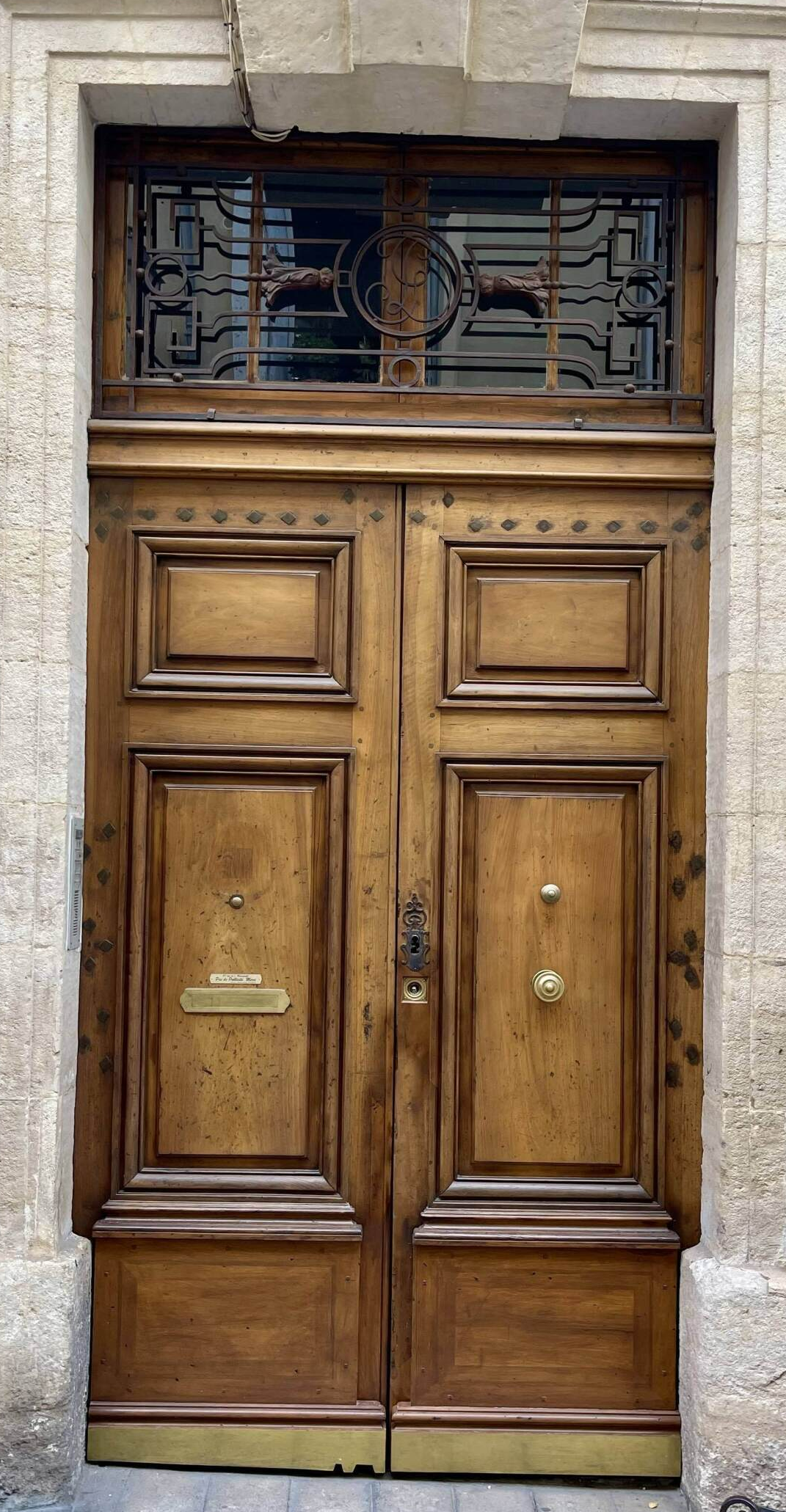 Porte en bois avec des lucarnes carrées