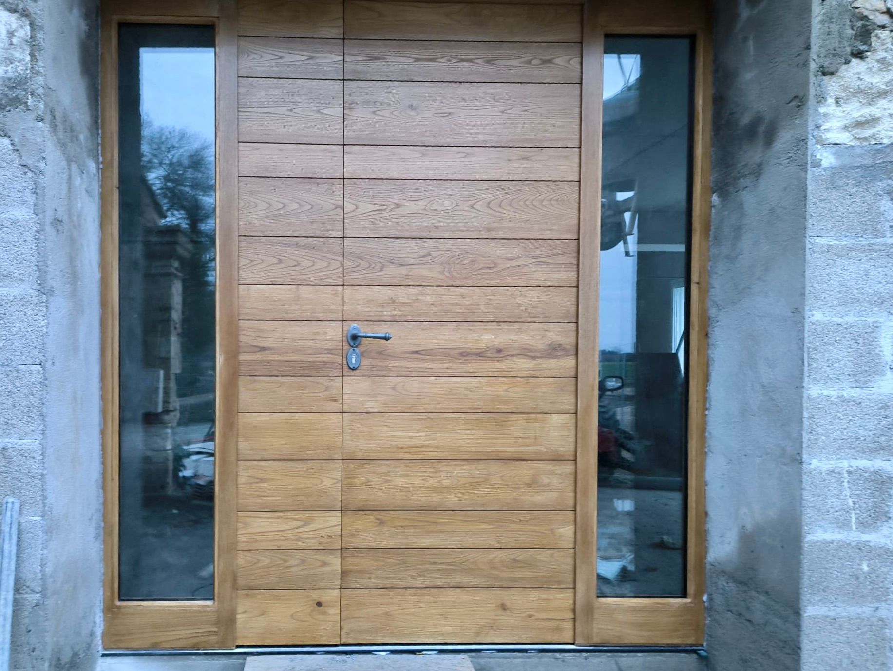 Porte d'entrée en bois avec vitre