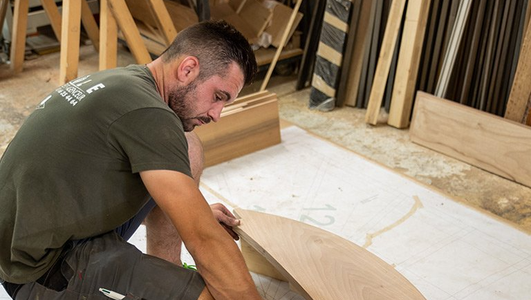 Ouvrier construit un bureau