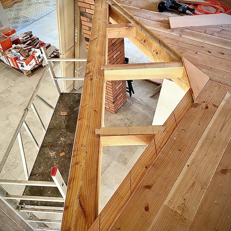Structure en bois autour d'une mezannine