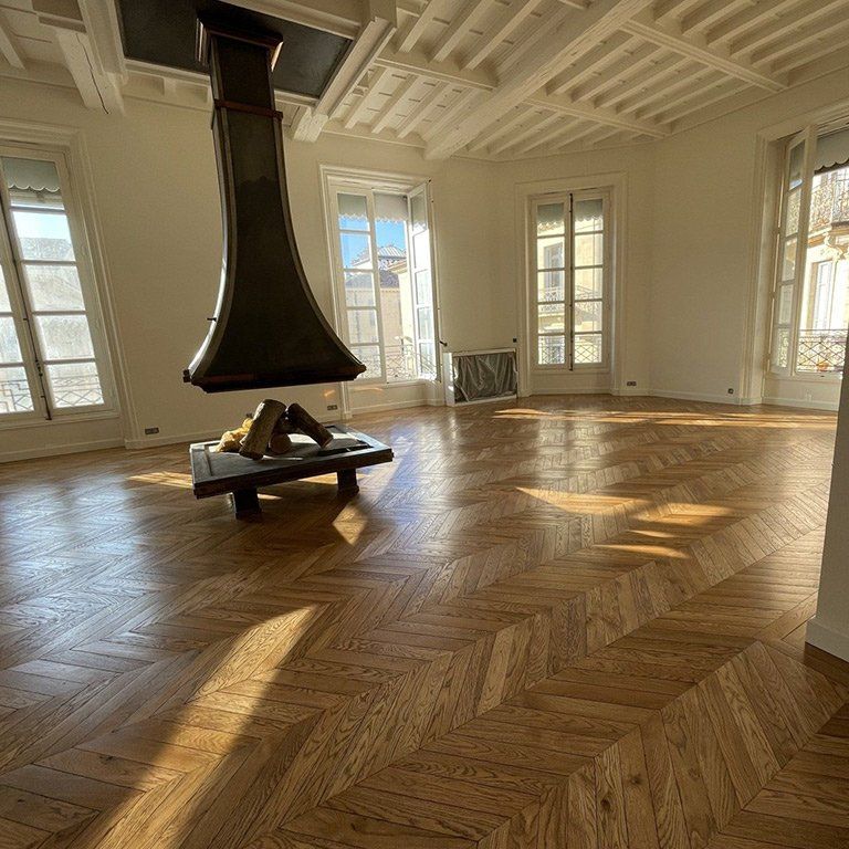 Parquet en biseau avec une cheminée sur mesure au centre