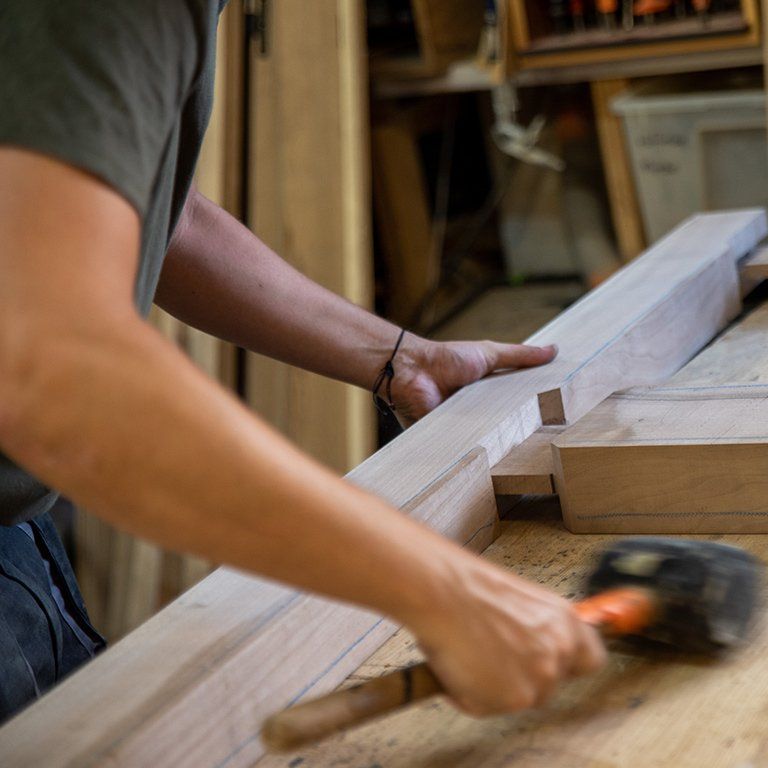 Personne qui travaille du bois