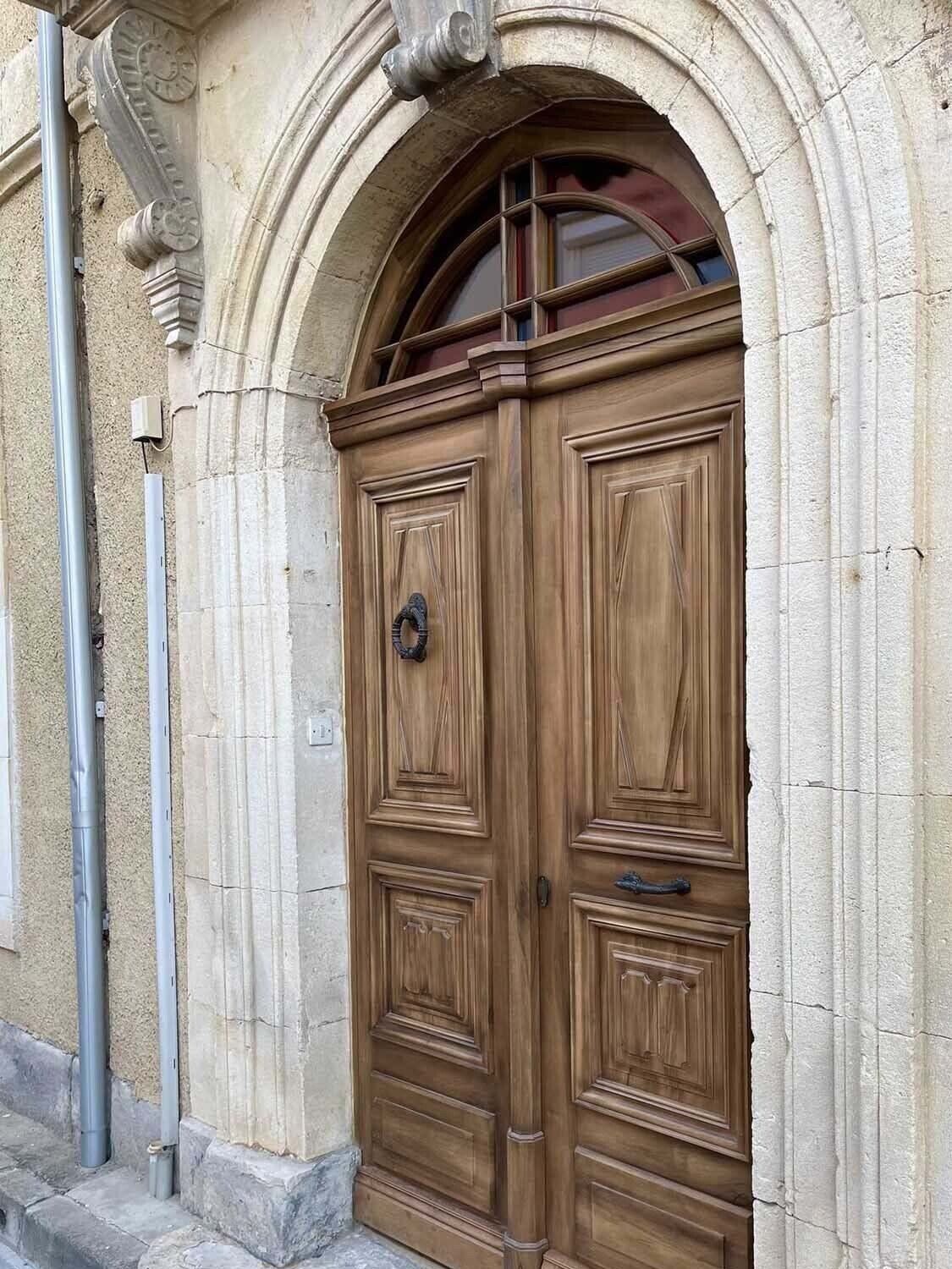 Porte d'entrée en bois avec motif traditionnel, travail d'Arole, menuiserie à Nîmes