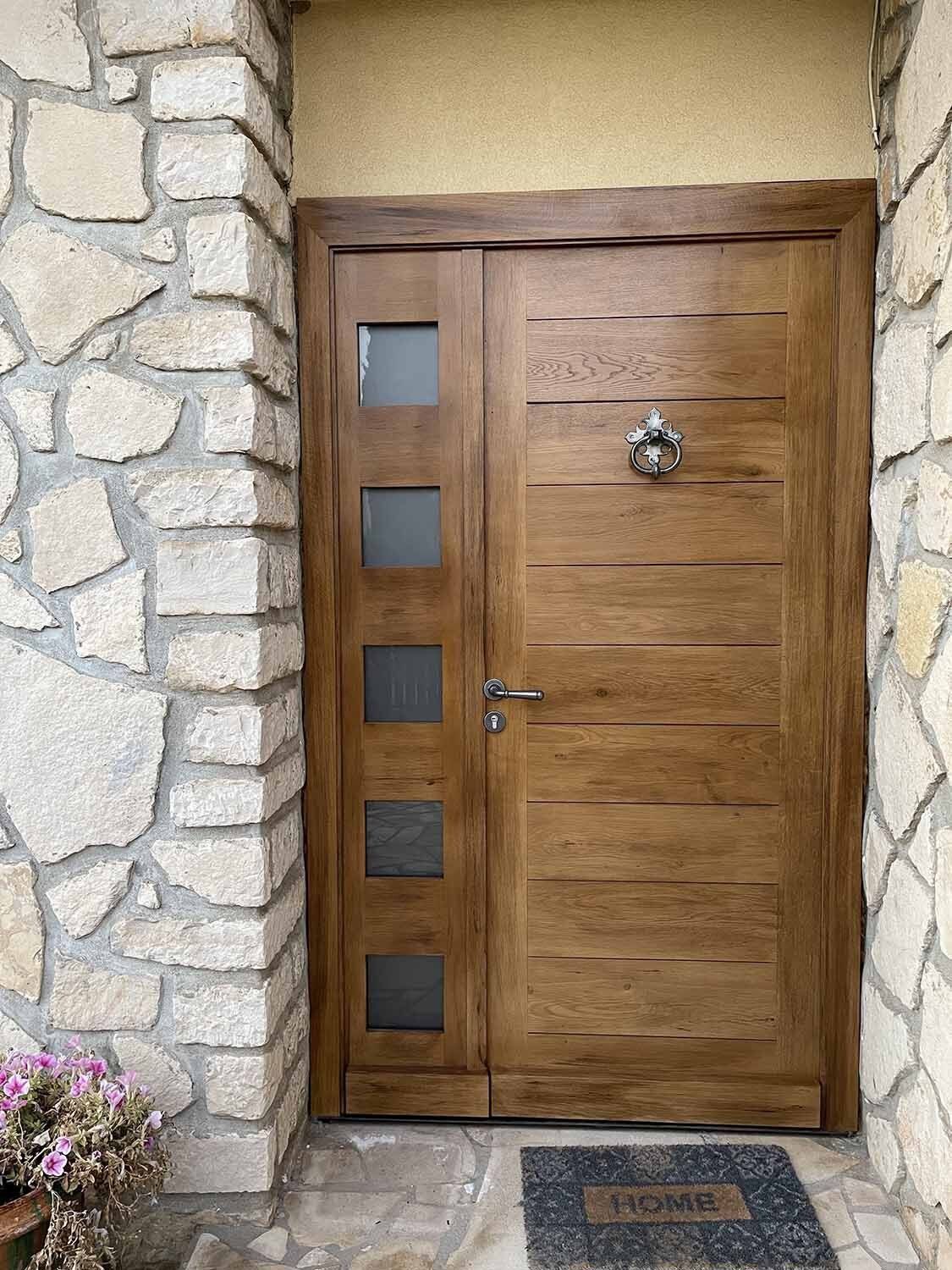 Porte d'entrée en bois avec finition naturelle, création d'Arole, Nîmes
