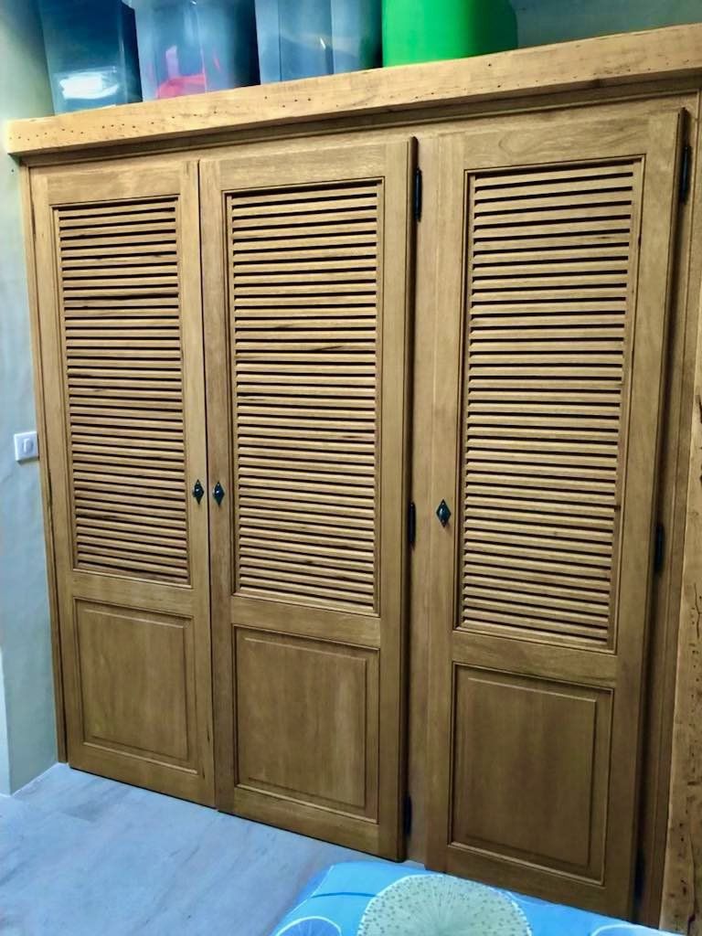 Porte en bois de placard
