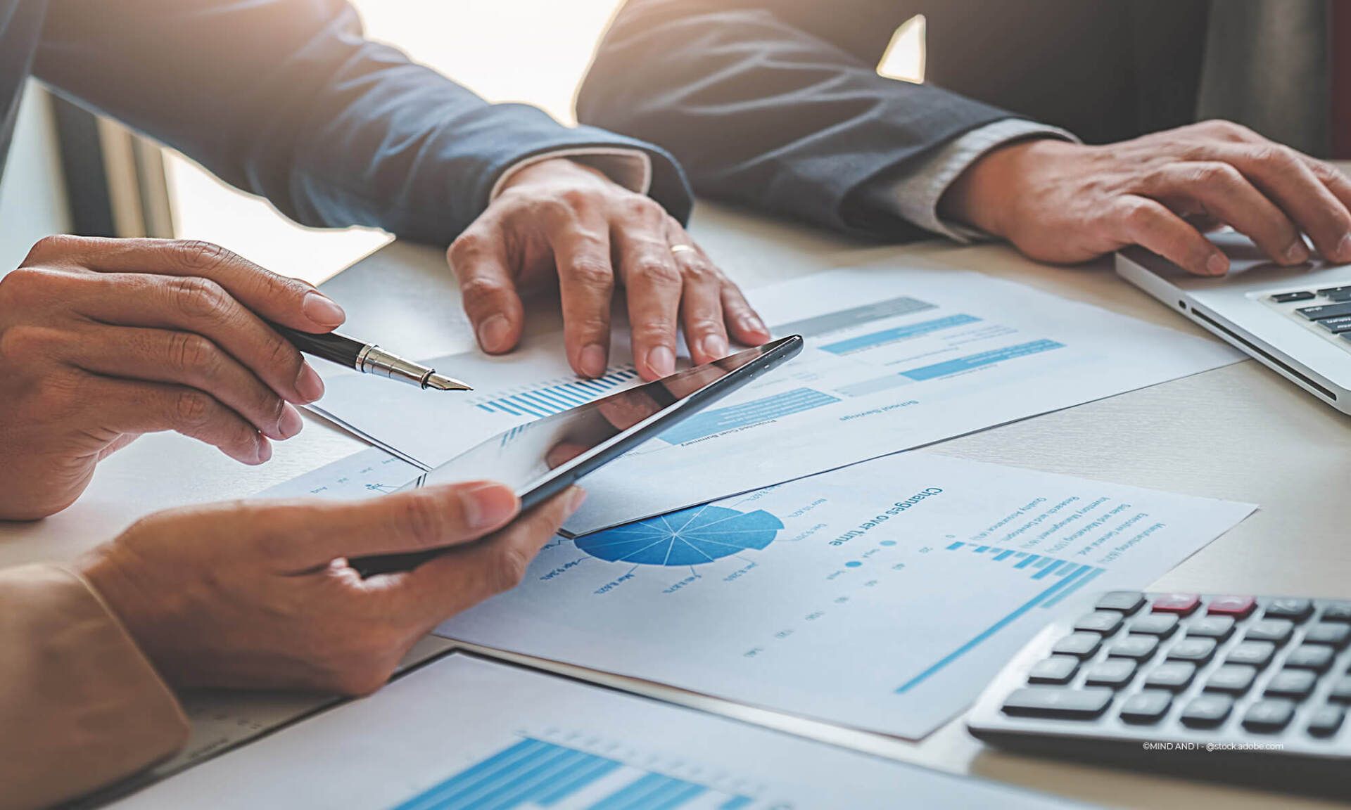 Team bespricht den Geschäftsbericht