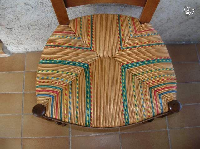 Assise rempaillée avec motifs