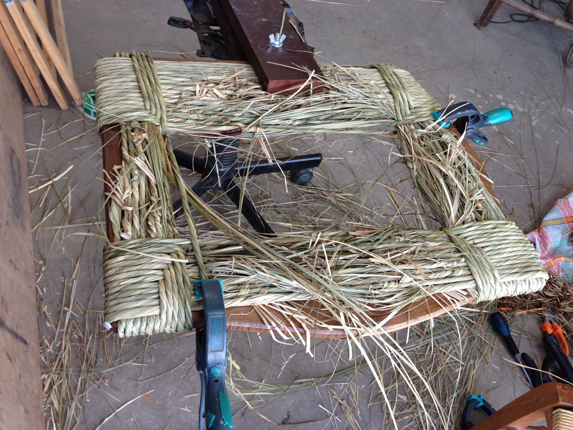 Début de rempaillage sur assise amovible