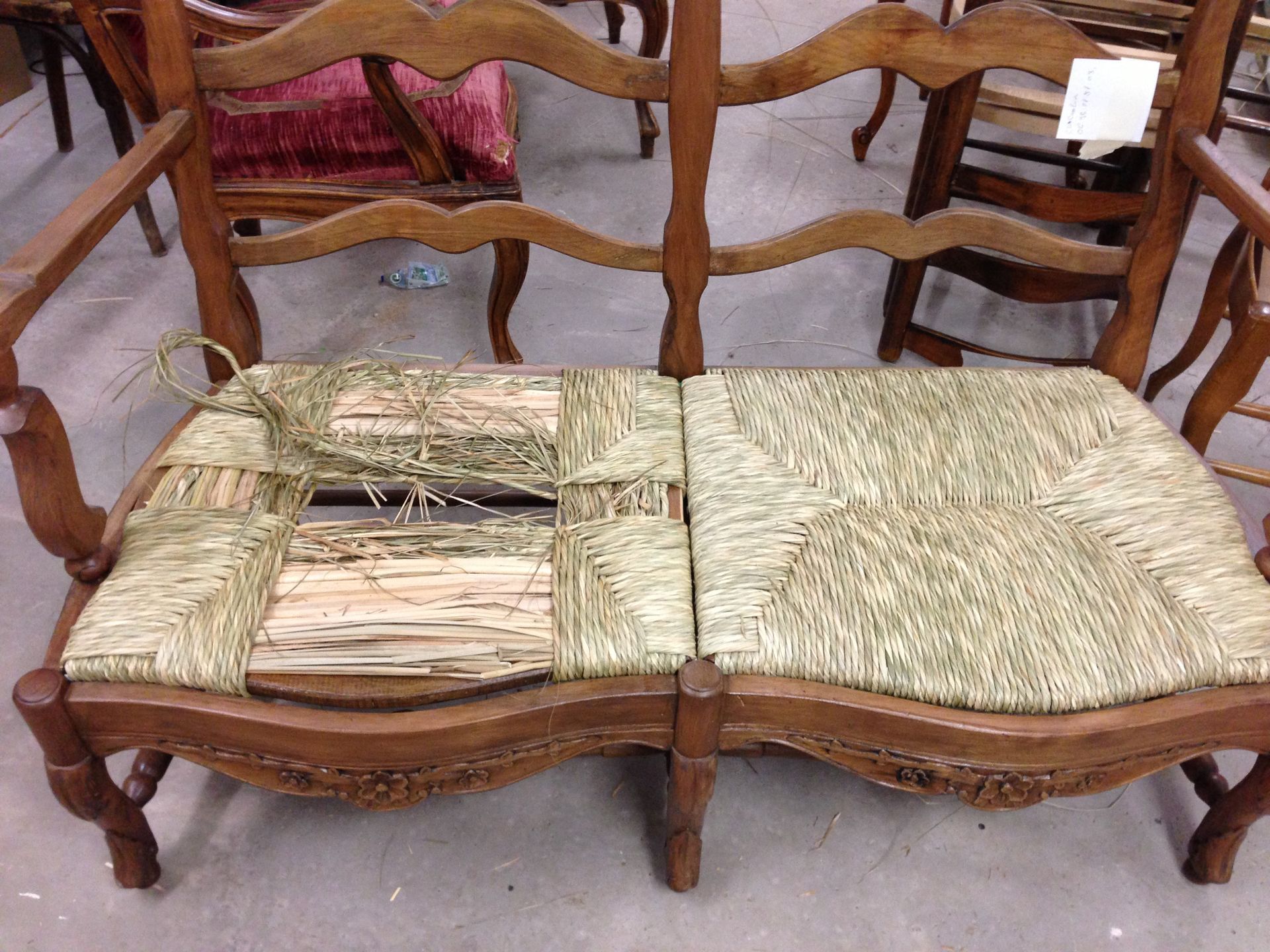 Rempaillage en cours sur ue banquette