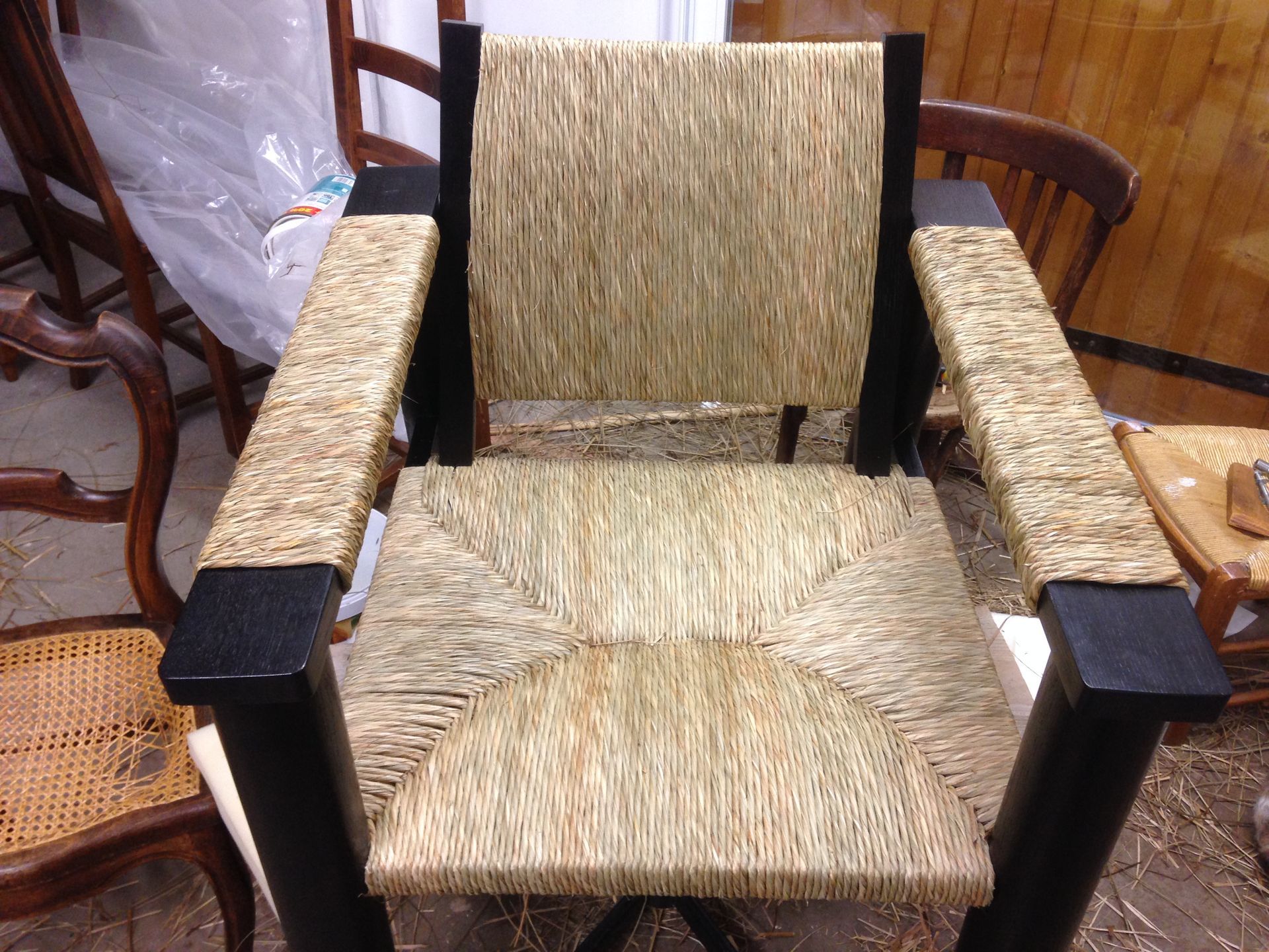 Rempaillage en paille naturelle sur siège noir