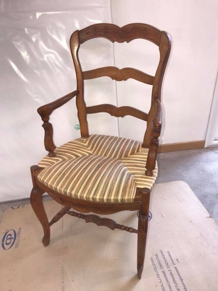 Chaise avec accoudoirs rempaillés
