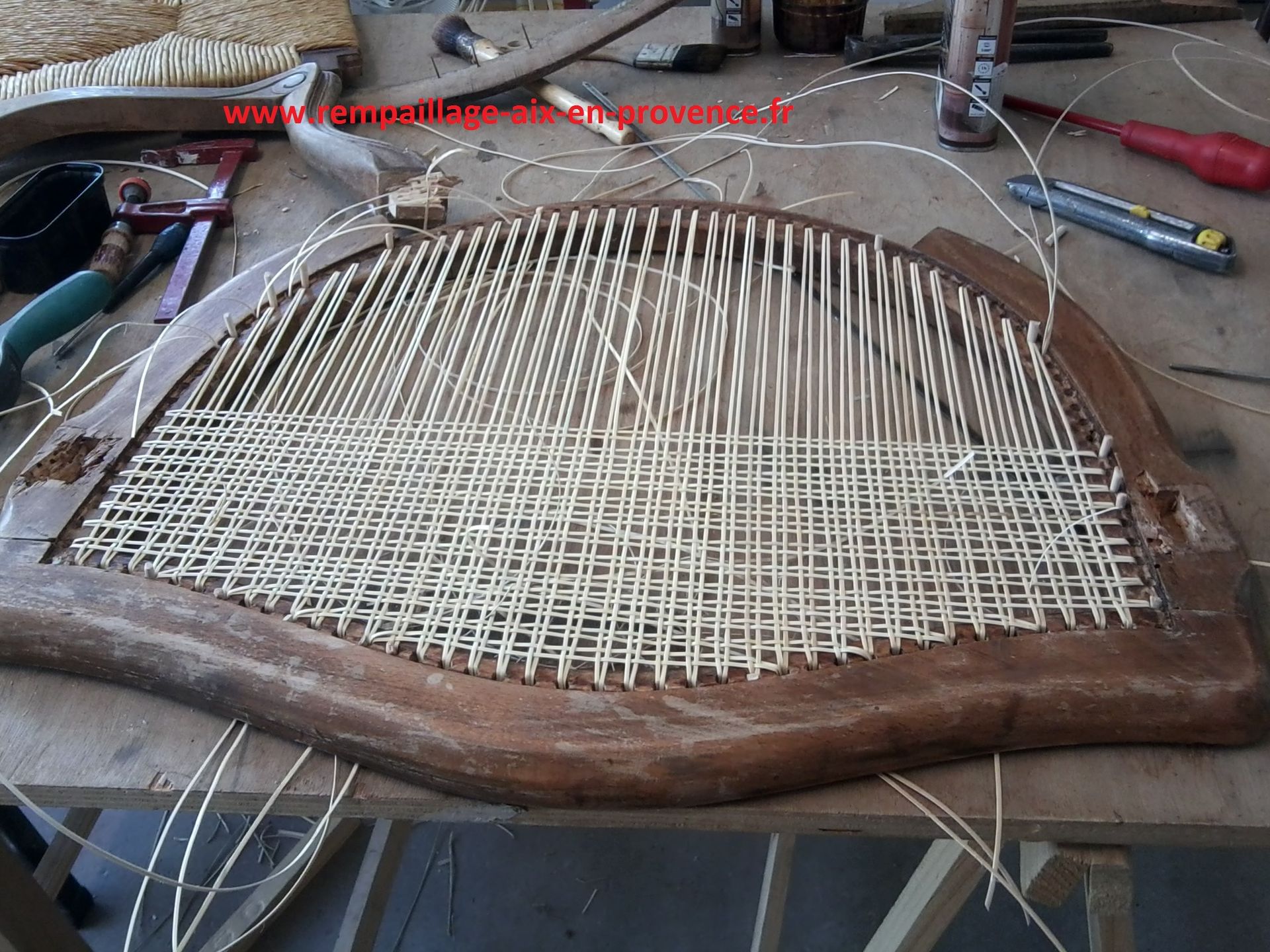 Cannage à la main en cours 