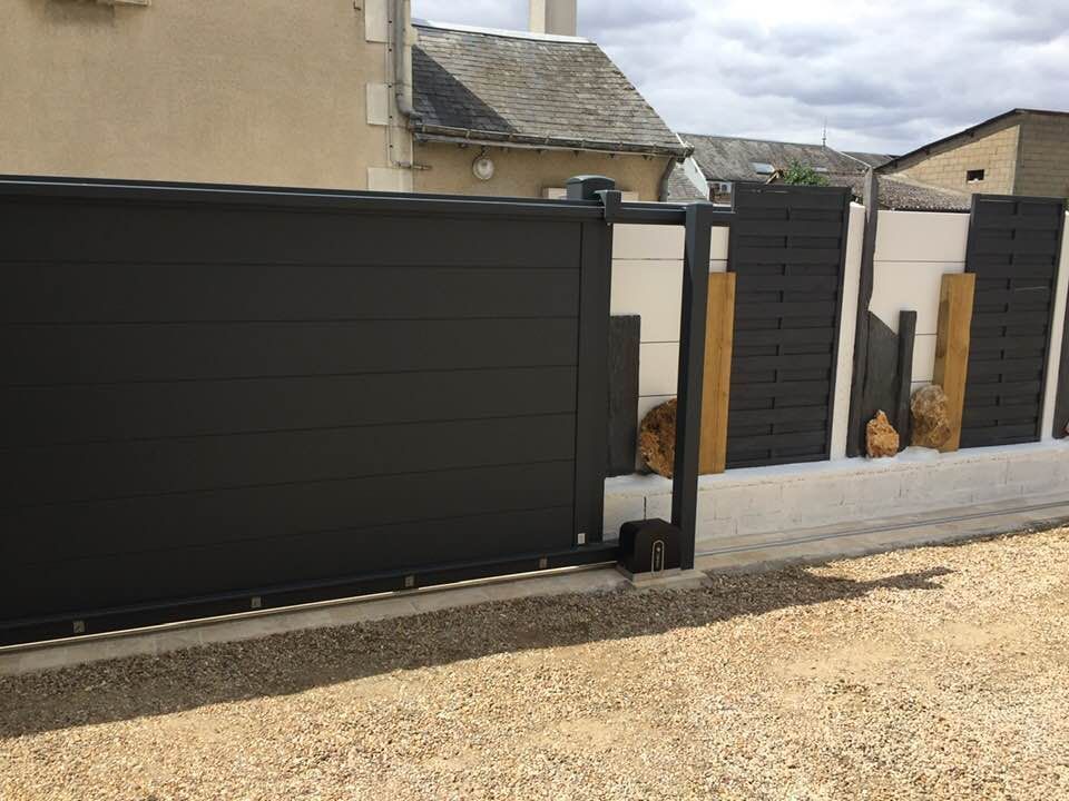 Portail noir et clôture