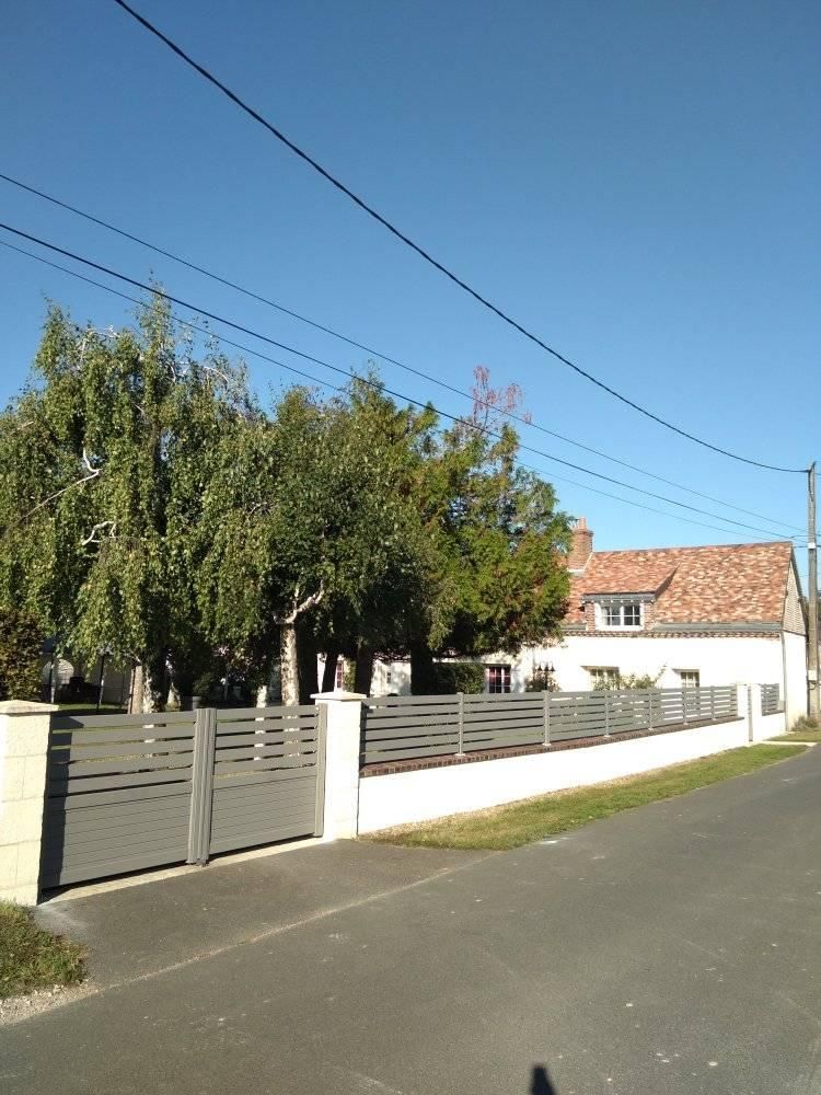Barrières et portail gris