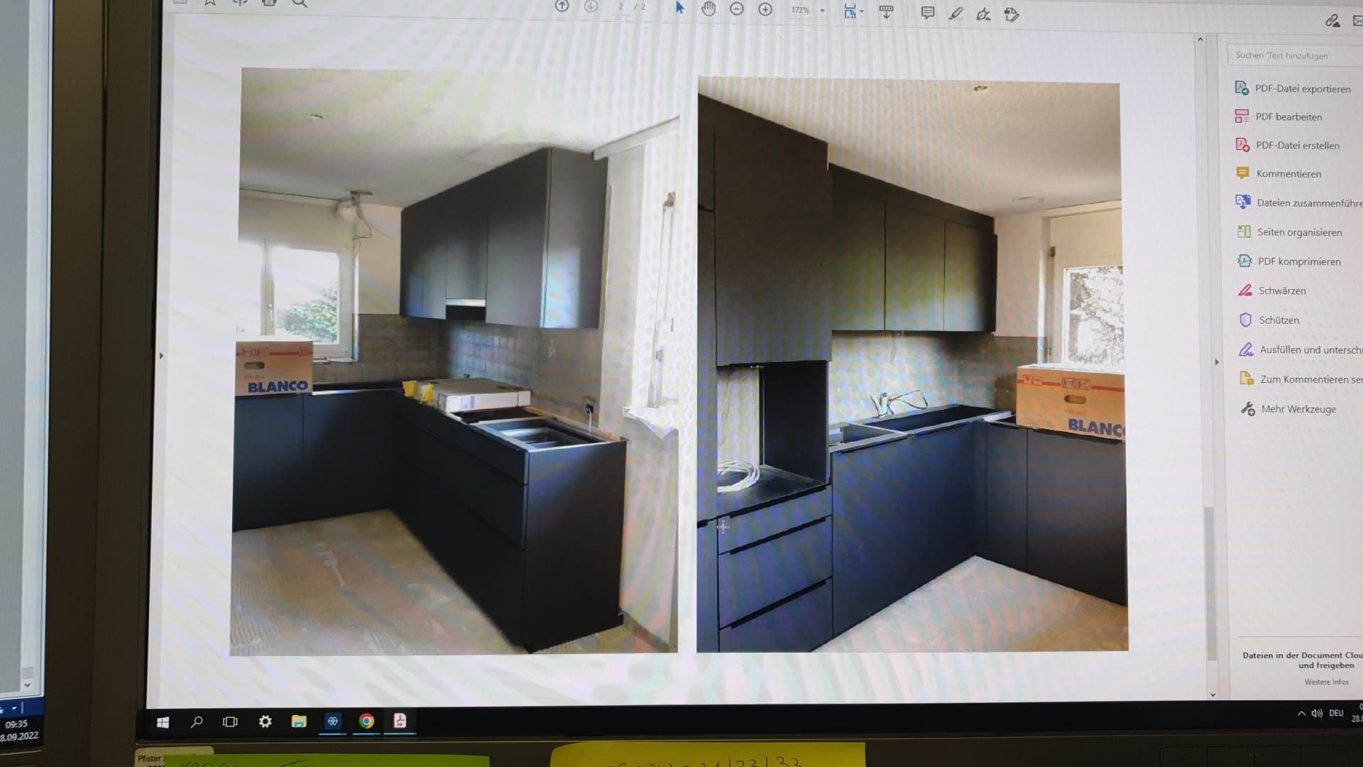 Zwei nebeneinanderliegende Bilder einer modernen dunkelblauen Küche mit Schränken, Arbeitsplatte und Fenster.