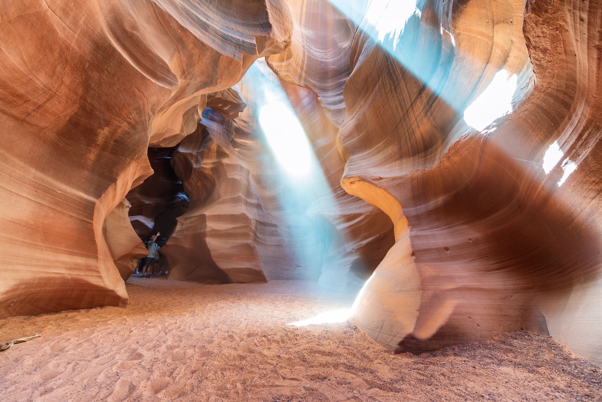 Die Sonne scheint durch die Wände eines Canyons.