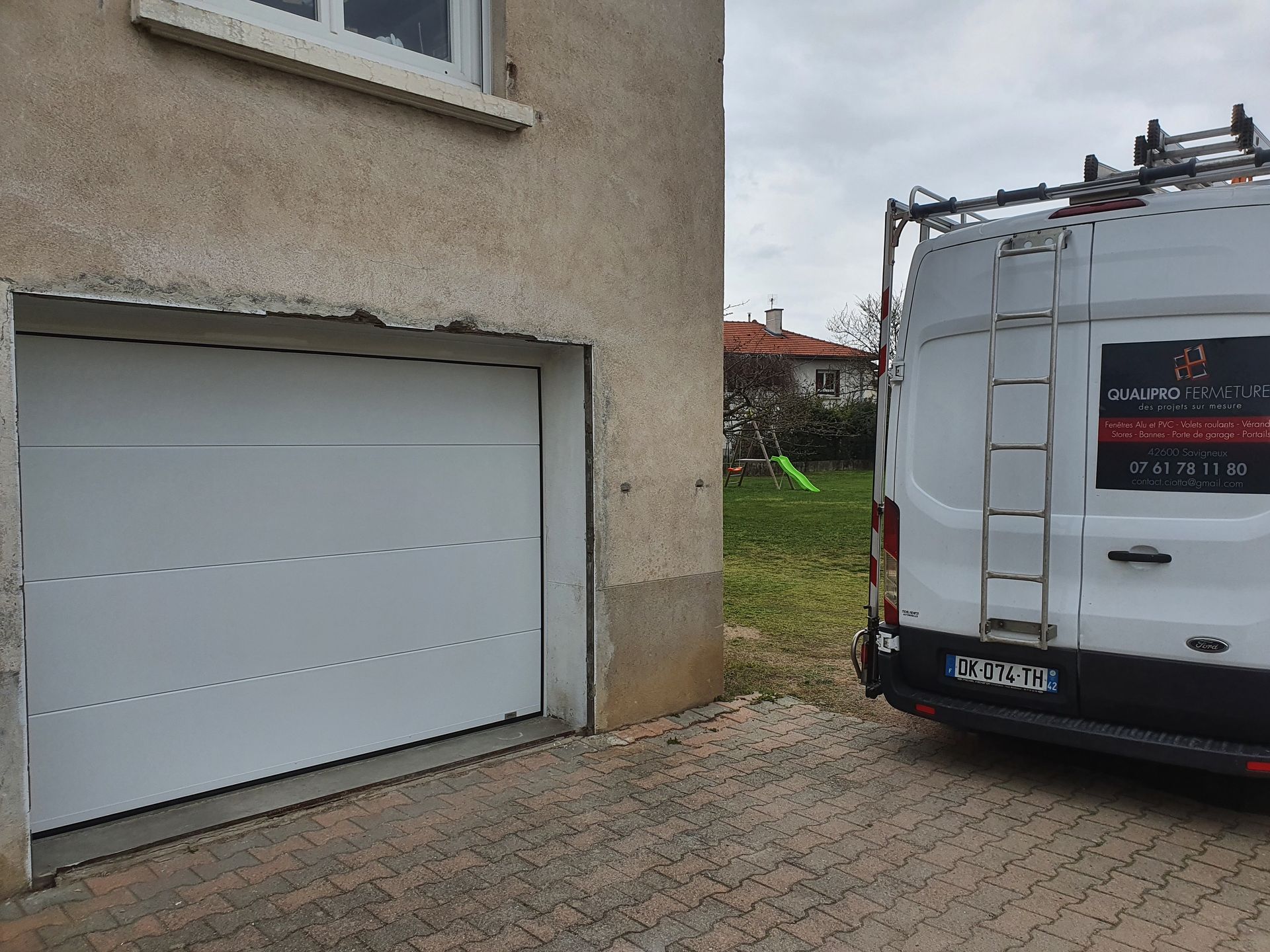 Porte de garage blanc et camion