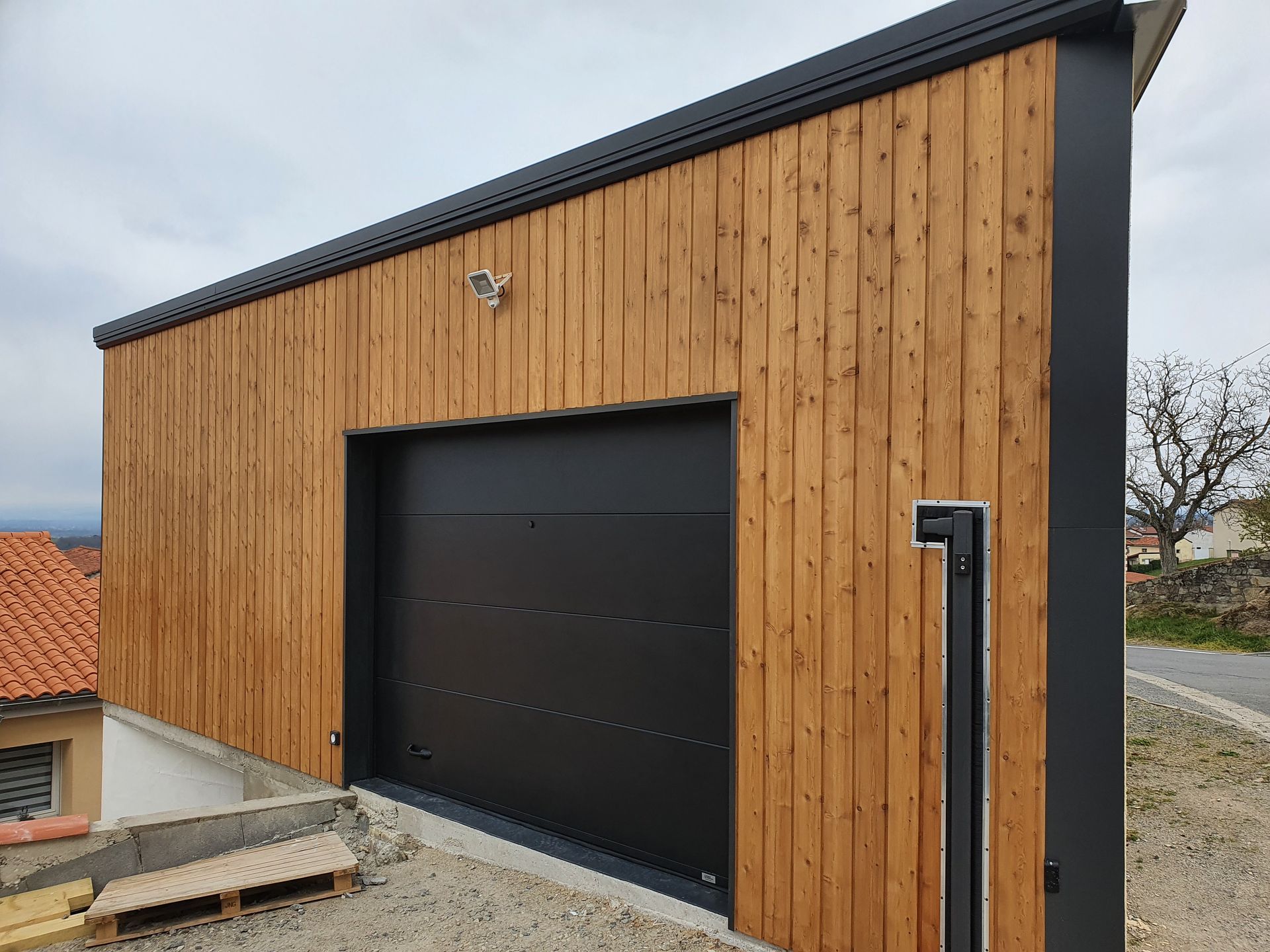 Porte de garage gris anthracite contour bois