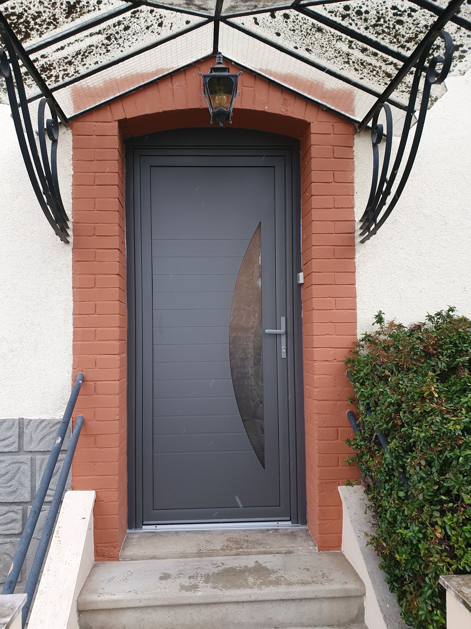 Porte d'entrée gris anthracite et marquise