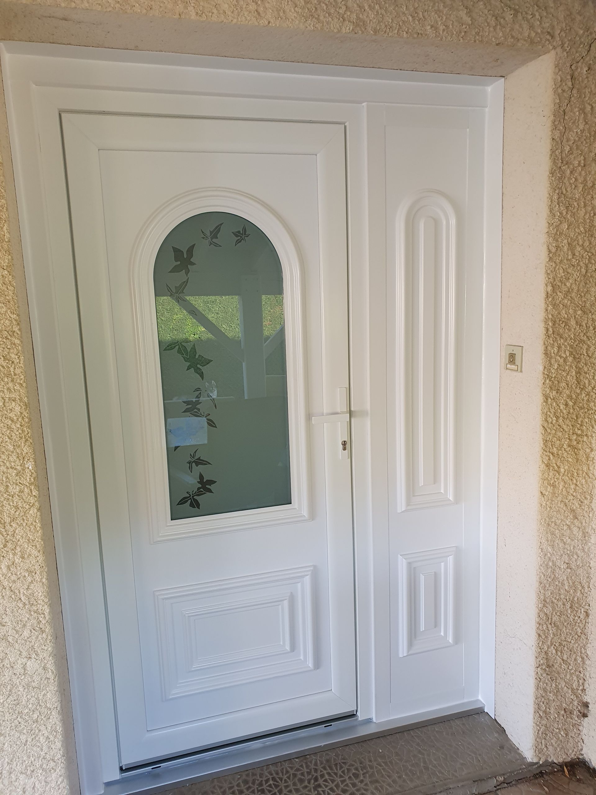 Porte d'entrée blanche 