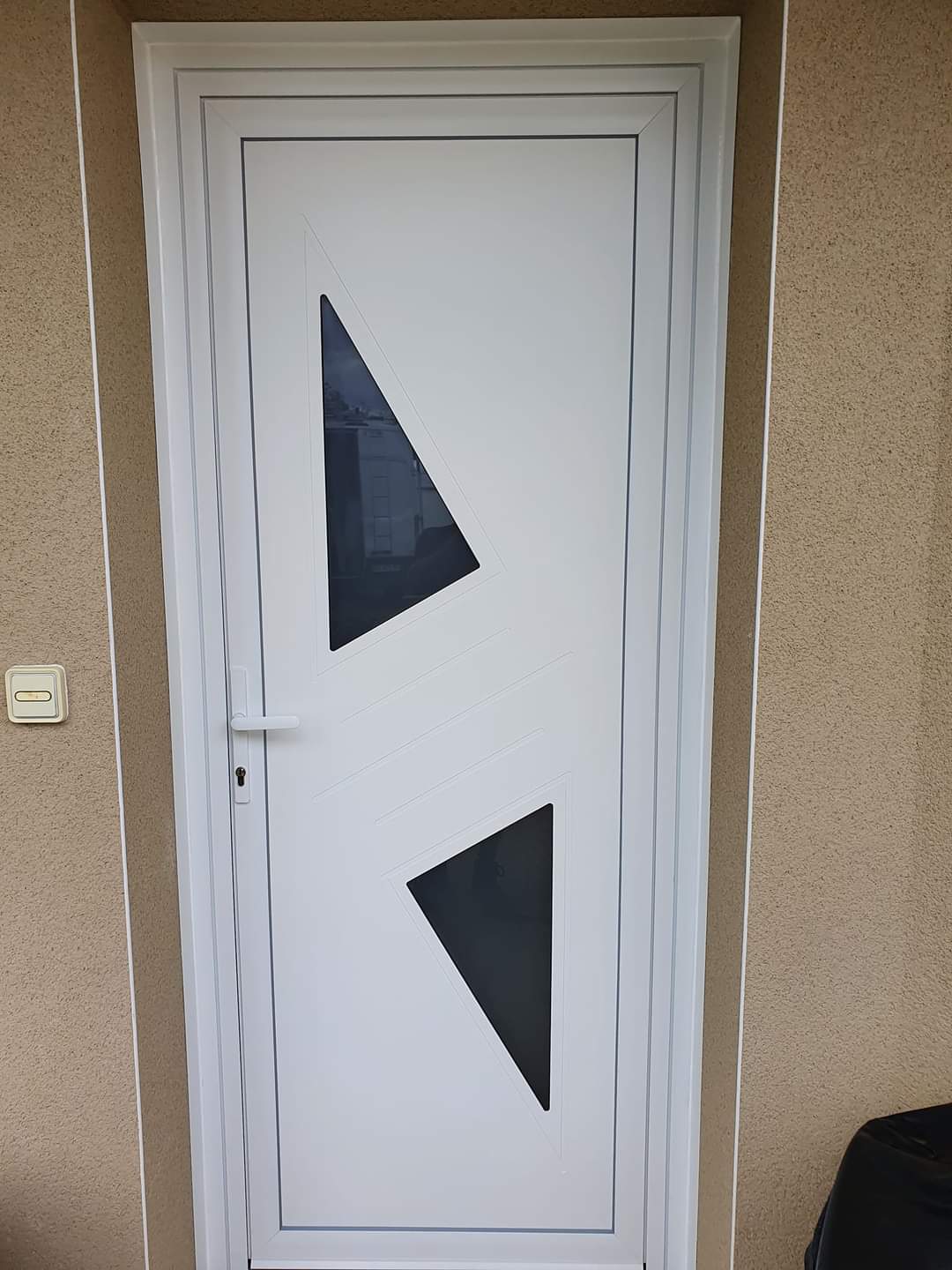 Porte d'entrée blanche avec forme géométrique