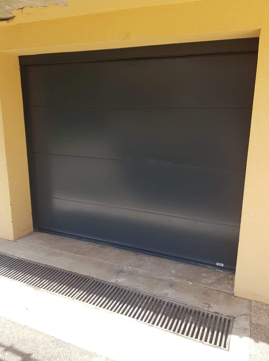 Porte de garage gris anthracite