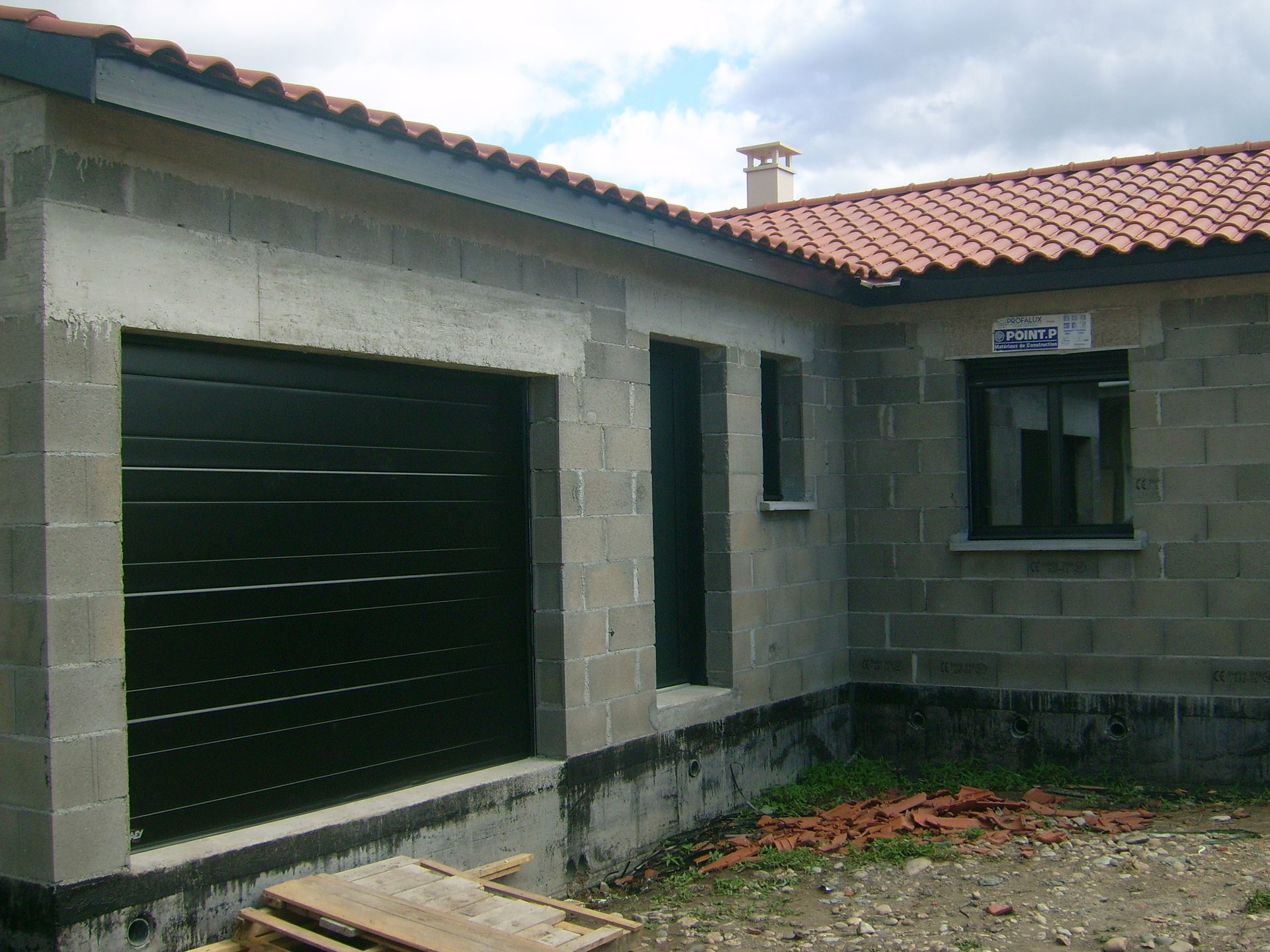 Porte de garage d'une maison en construction