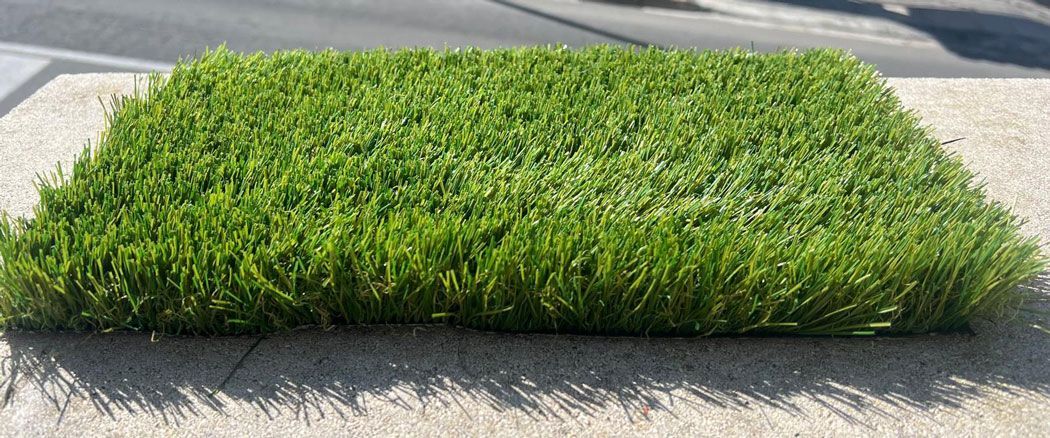Un trozo de césped artificial está en el suelo.