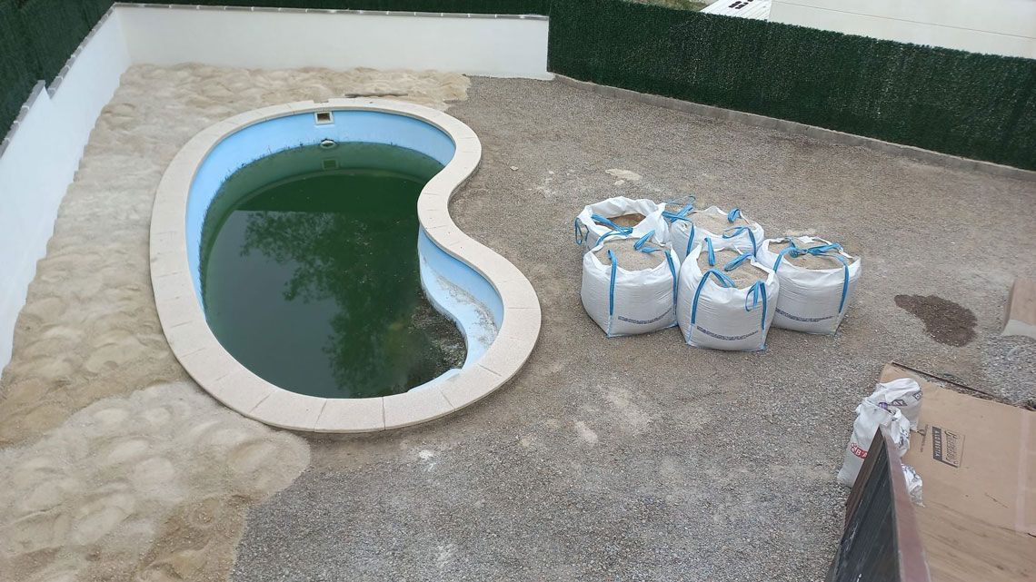 Se está construyendo una piscina en un patio trasero.