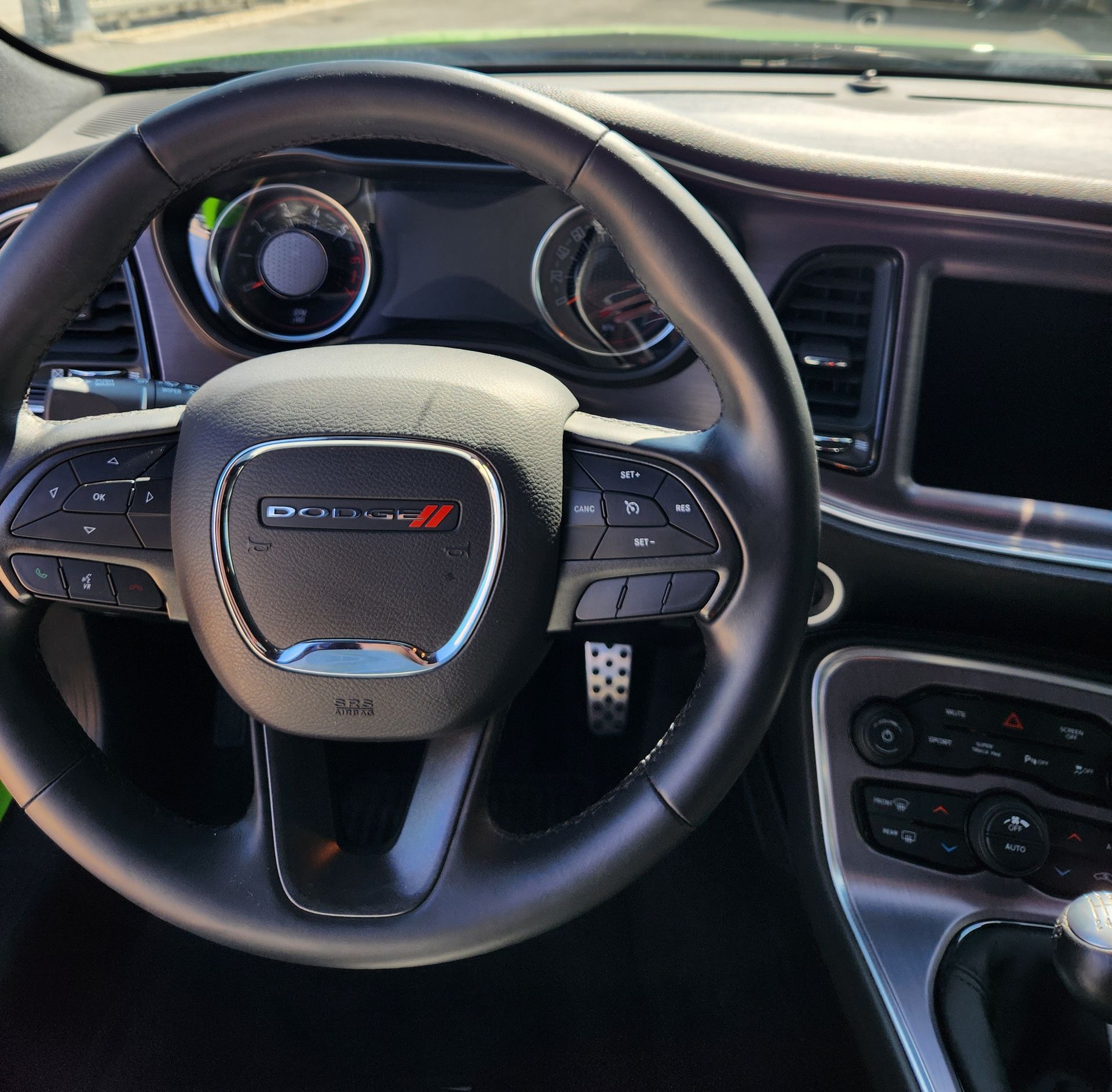 Intérieur du volant et du tableau de bord de la Dodge Charger avec accents noirs et argentés.