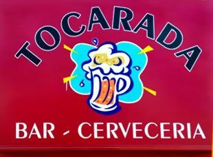 Un cartel de Tocada Bar Cervecería con una jarra de cerveza encima.