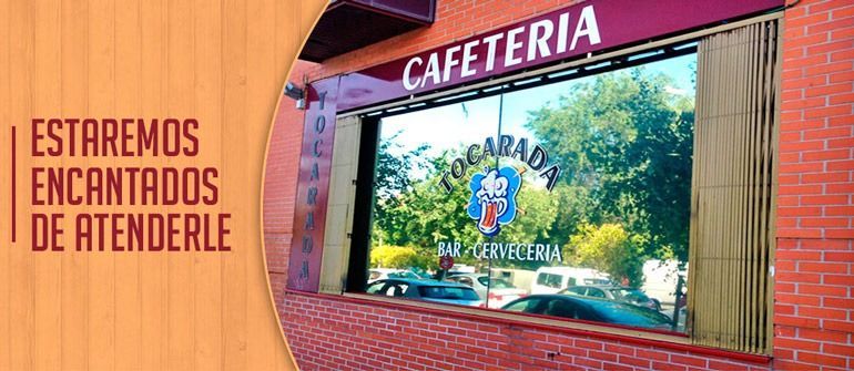 Un edificio de ladrillo con un cartel que dice cafetería.